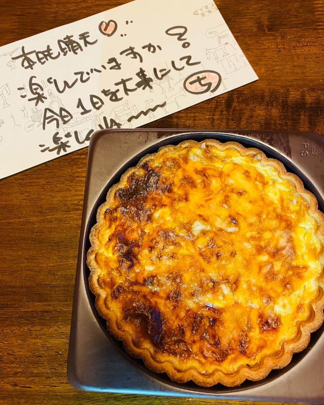 大竹しのぶさんのインスタグラム写真 - (大竹しのぶInstagram)「スタイリストさんのCさんからの手づくりのキッシュの差し入れ。 紫芋です。最初写真をパッと見た時ケーキかと思いました😁 本当に美味しくて、美味しくて。幸せになりました。 ありがとう💓 明日も頑張るぞ😘 #新橋演舞場 #感謝 #ありがとう　 #大竹しのぶ」11月17日 20時50分 - shinobu717_official