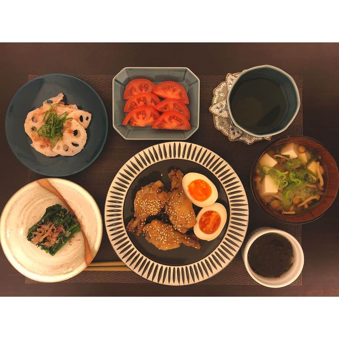 武田華奈のインスタグラム：「. 晩ごはん𓂃𓀥𓀥𓀥 スーパーニュースのあとはお腹ぺこぺこで急いで準備。 とは言っても 鶏手羽は安い日に買ってまとめてさっぱり煮を作って冷凍。たくさん余る煮汁は煮卵にしたり親子丼のつゆにしたりするとすごく美味しいです♡ れんこんの梅和えは今日のコレ旬で紹介するために朝試作したもの。 なので、作ったのはお味噌汁とおひたしくらいです。 最近株つきなめこヘビロテです。 30分で準備完了𓂃𓀠♪ いい夜！ . #ジモミヤラブ #コレ旬」