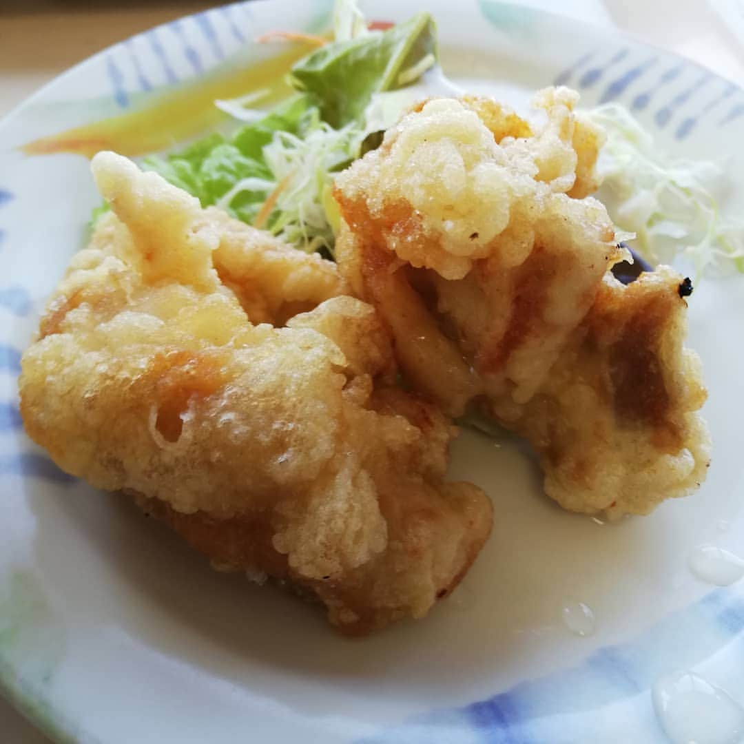 佐藤裕二さんのインスタグラム写真 - (佐藤裕二Instagram)「社食で、とり天が出た！やるな〜、メ〜テレの社食。 ごちそうさまでした。  好きなものは上手に撮れる気がする。  明日も素敵な一日になりますように🐔  #社食 #社員食堂#ランチ  #とり天 #トリ天 #大分名物  #ごちそうさまでした  #メーテレ #アップ #佐藤裕二」11月17日 20時51分 - karaage_satou