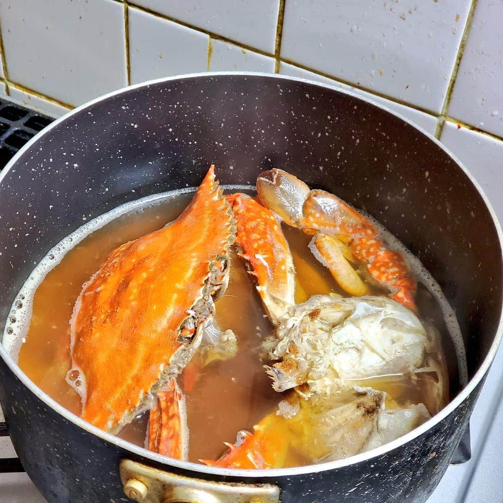 鈴木奈都のインスタグラム：「何度作っても入浴感が漂う、ワタリガニのお味噌汁🦀  #魚料理 #いい湯だな  #サバヨミクッキング」