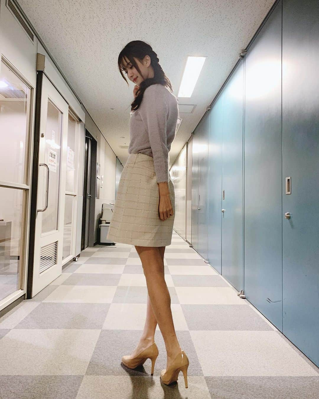 阿部菜渚美さんのインスタグラム写真 - (阿部菜渚美Instagram)「. 遅い時間の放送でも見てくださったり 朝メッセージを送ってくれたりと、 いつも本当にありがとうございます🥺🙏🏻  ふわふわのニットに白スカート🐰 この3週はlaisse passeさんの衣装でした☺︎ #laissepasse  #ビジネスクリック #3週コーデ #冬服」11月17日 20時55分 - nanami_abe73