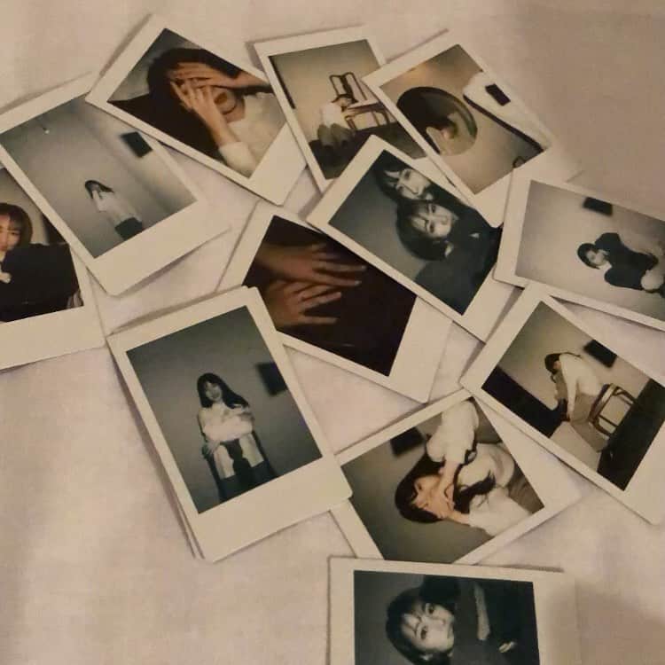 七原月乃のインスタグラム：「深夜3時のチェキ大会🎞📷」