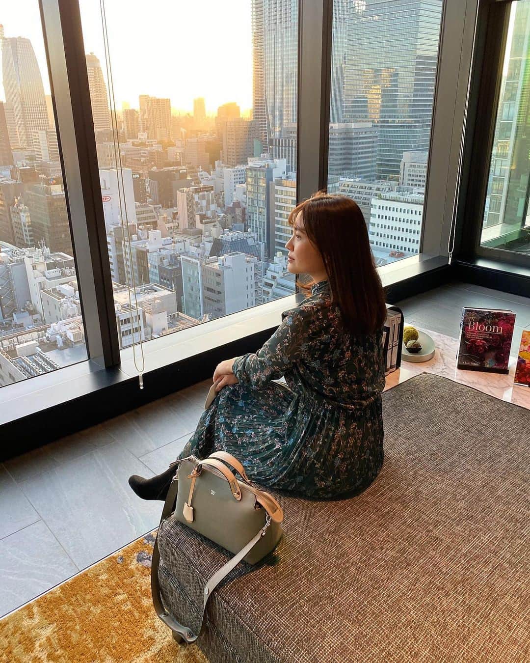鹿野未涼のインスタグラム：「. 高層ビルと夕焼け🌆 綺麗だったので しばらく眺めてました🗼  一年ぶりの東京は 人混みや密を避けて過ごしました。  今月末は色々と忙しいので 少しだけ息抜きができて良かったです。  ご質問いただいたワンピースは @swingle_official です👗  #東京 #tokyo #goto #travel #gotoトラベル」