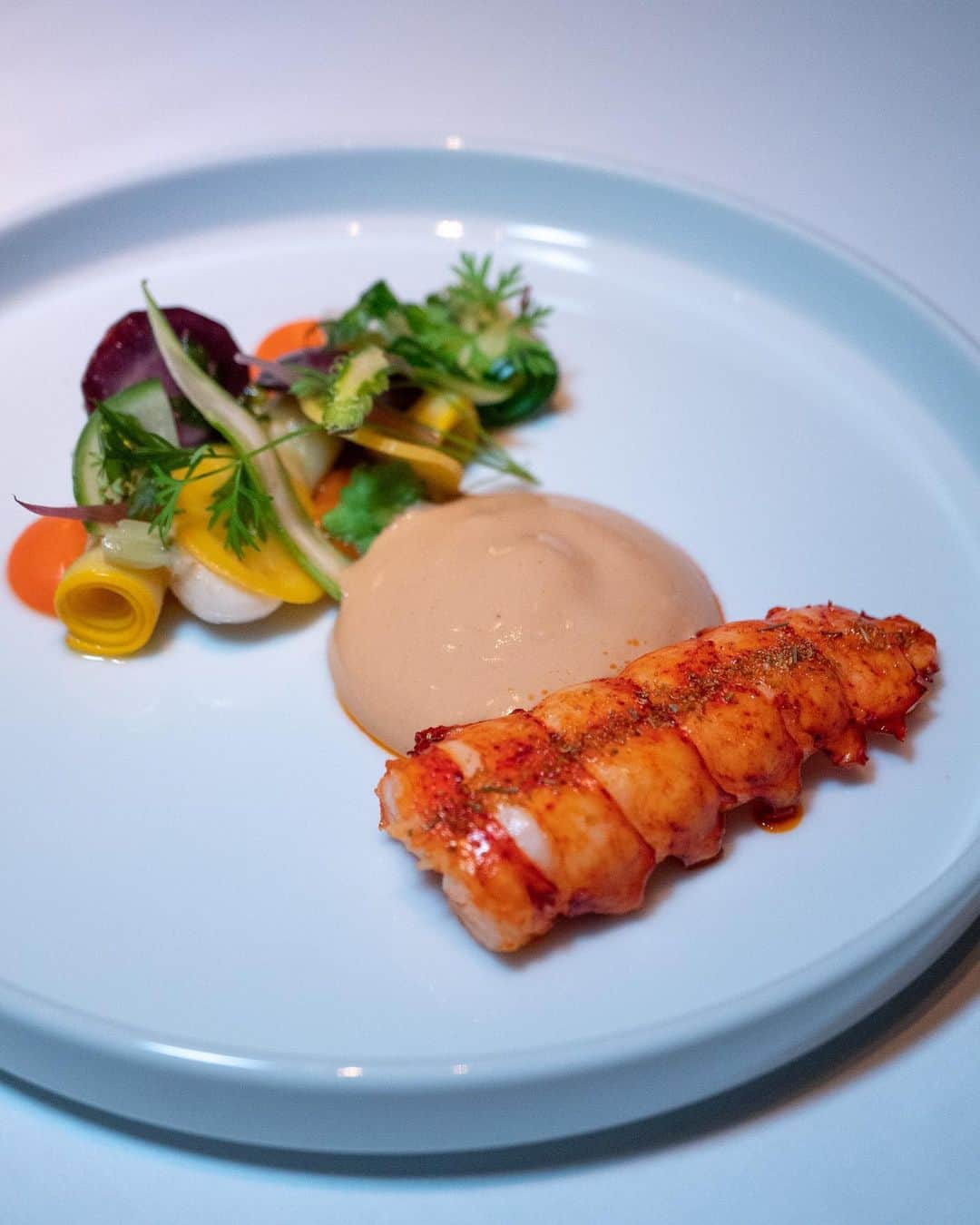 Park Hyatt Tokyo / パーク ハイアット東京さんのインスタグラム写真 - (Park Hyatt Tokyo / パーク ハイアット東京Instagram)「Have you ever tasted Poached Lobster Tail? Available only until November 28, it's served with asparagus, baby turnip, heirloom carrots, romanesco broccoli and lobster mousse at our New York Grill.  ニューヨーク グリルで好評のサステナブルロブスターを満喫できる特別ディナーコースは11/28（土）まで。シェフ ポールが一皿ごとに甲殻類特有の旨みを凝縮し、個性豊かに仕上げています。  Share your own images with us by tagging @parkhyatttokyo  ————————————————————— #parkhyatttokyo#luxuryispersonal #newyorkgrill #sustanableseafood #lobster #パークハイアット東京 #ニューヨークグリル #サステナブルシーフード #ロブスター」11月17日 21時00分 - parkhyatttokyo