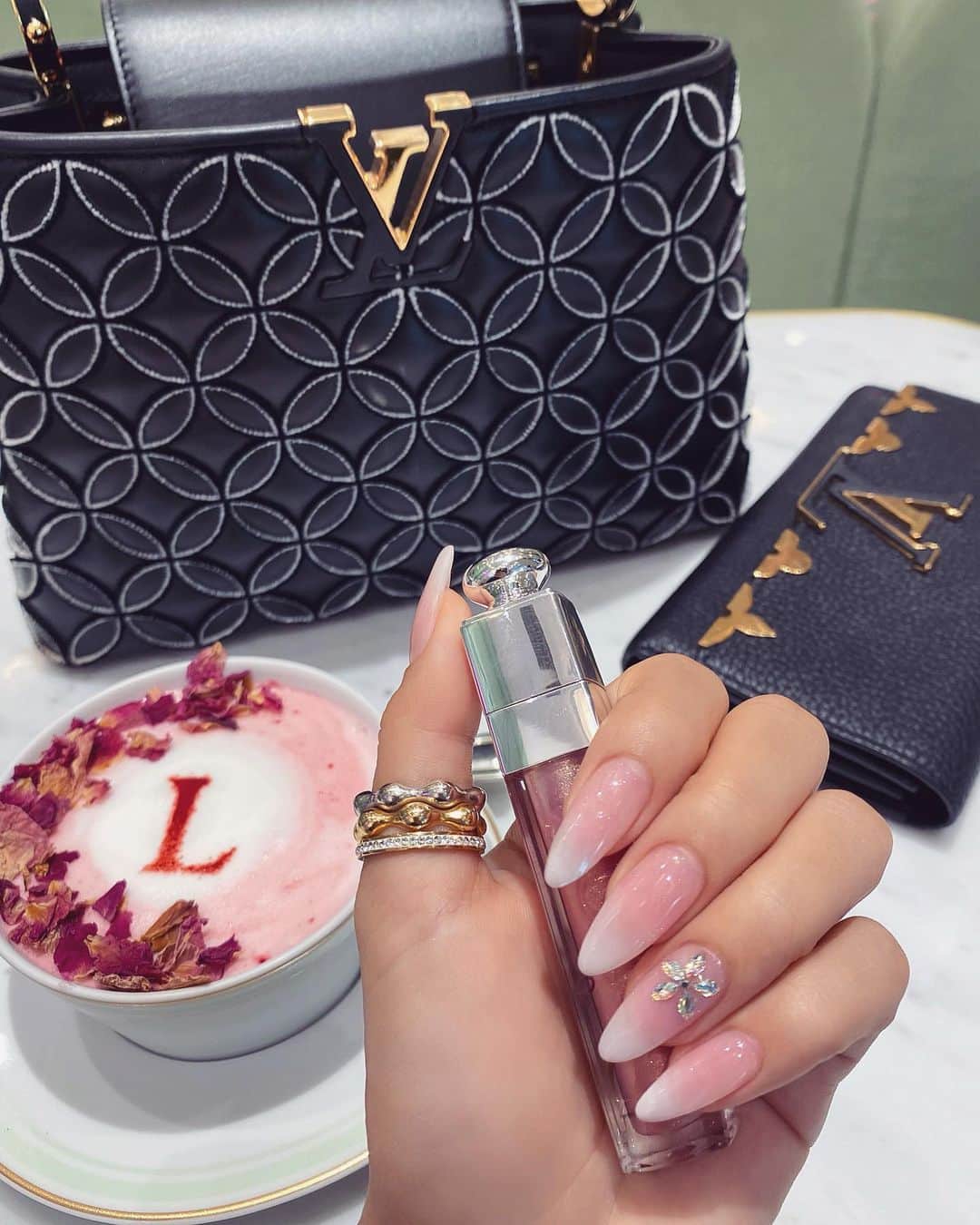 のインスタグラム：「#newnails 💅🏻💠 久々の綺麗目お姉さん系デザイン🥰 いつも担当は @yuuuuuuuko1224 さん💕 LVの新作カプシーヌちゃん可愛い杉♡」
