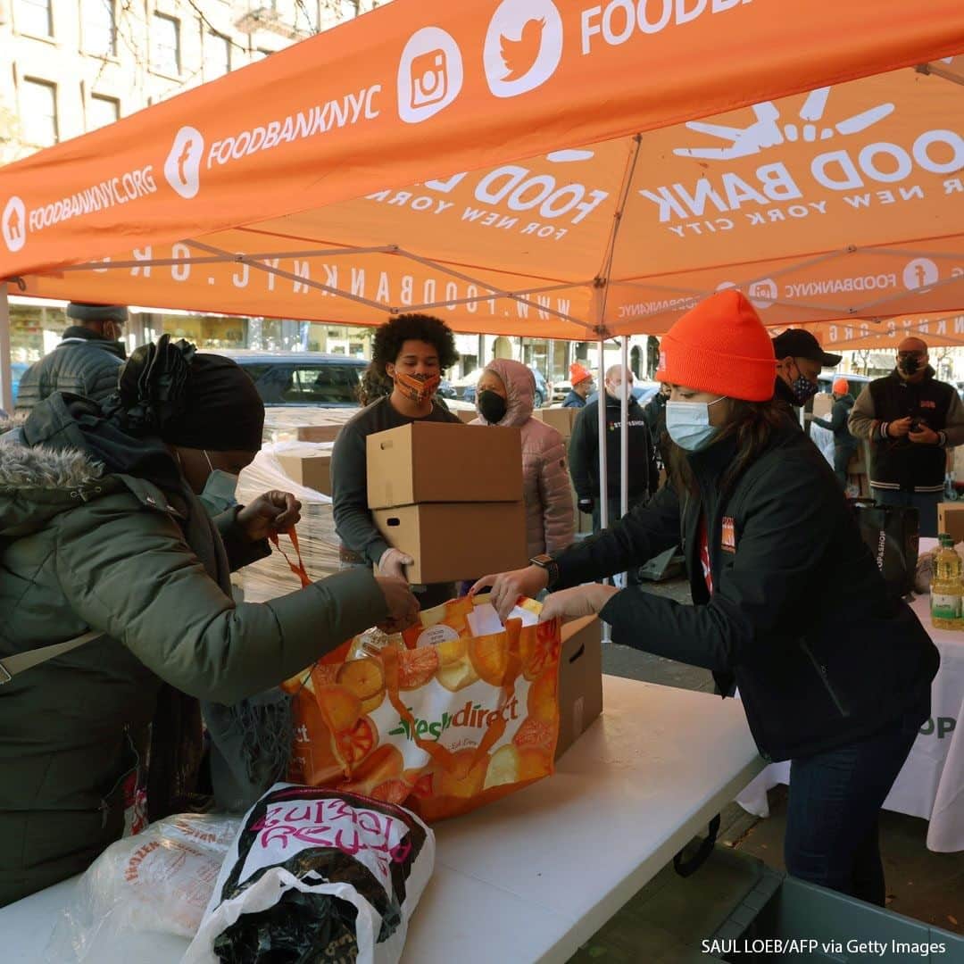 ABC Newsさんのインスタグラム写真 - (ABC NewsInstagram)「Volunteers help to donate food during a Thanksgiving food distribution event at Food Bank For New York City in the Harlem neighborhood. #foodbank #nyc #harlemnyc」11月17日 21時00分 - abcnews