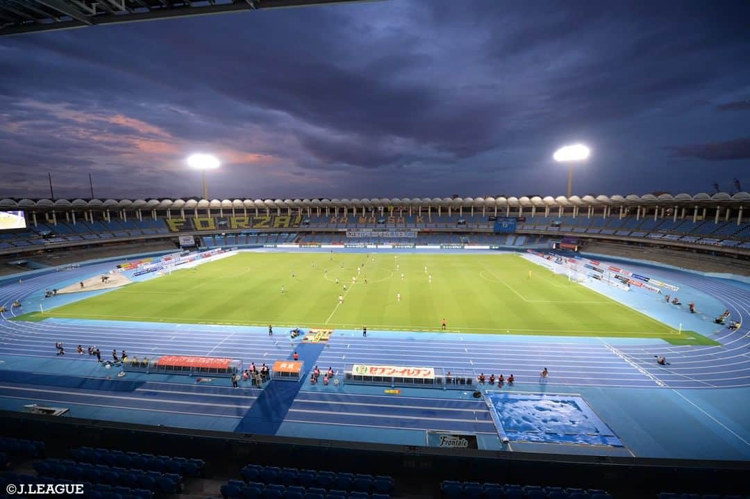 Ｊリーグさんのインスタグラム写真 - (ＪリーグInstagram)「.﻿ Go To STADIUM🏟 ~スタジアムに行こう~﻿ ﻿ 今回紹介するのは、﻿ #川崎フロンターレ の #等々力陸上競技場 🐬﻿ ﻿ 都心からのアクセスも良く、ビジターサポーターも足を運びやすいスタジアムです🏟﻿ ﻿ 2015年に完成したメインスタンドには、ファミリーシートやペアシートなど「バラエティシート」も設置されています💺﻿ 座席もタータントラックもクラブカラーの水色に染まっており、ファン・サポーターの心をくすぐります😊💕﻿ ﻿ ホームゲーム時には、競技場内外ともに、イベント・グルメが充実しています‼️﻿ 場外イベント広場「#フロンパーク」では、毎試合、「美味しい！珍しい！楽しい！嬉しい！川崎らしい！」が揃ったイベントが行われています✨﻿ ﻿ 過去には、人気アーティスト の #SHISHAMO さんや 人気お笑い芸人の #ミキ さんが来場したことも😁🎤﻿ ﻿ 現在等々力陸上競技場では、「Ｊリーグ 新型コロナウイルス感染症対応ガイドライン」に基づき感染予防対策をしっかりと行なっています😊﻿ 等々力陸上競技場に行こう‼️﻿ ﻿ ﻿ #Ｊリーグ﻿ #jleague﻿ ﻿ #frontale #🐬﻿ #スタジアム #stadium #🏟﻿ #川崎 #神奈川﻿ #景色 #絶景﻿ #美しい #beauty #beautiful﻿ #ダレカニミセタイケシキ﻿ #観光 #旅行 #trip﻿ #サッカー #soccer﻿ #football #⚽️」11月17日 21時00分 - jleaguejp