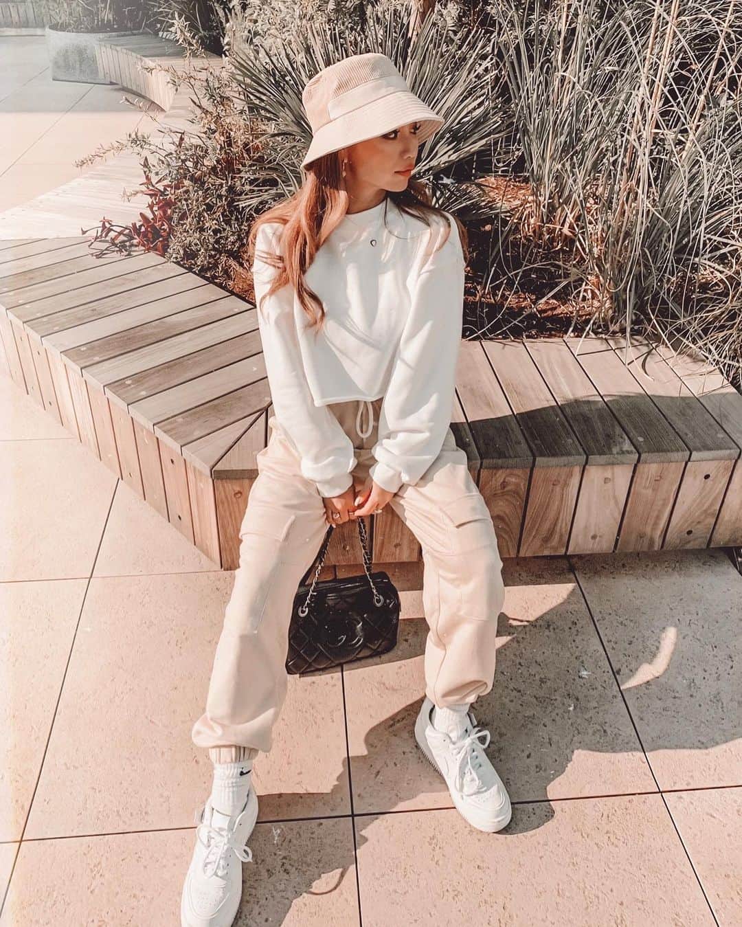 ✷kana✷のインスタグラム：「White🤍 . . @bae.select の 大人気レザー×コーデュロイバケハ この前の色違い♡ ほんとに形が良くてお気に入り！！ . バケハブームすぎて今期だけで 14個getしてた😂😂😂 おんなじようなのばっか、、と 言われるけど 全部微妙に違ってそれぞれちゃんと 気に入ってるのです！笑 . コーデはタグ付けしてるので そちらで見てね🏷 . #whitecode  #allwhite」
