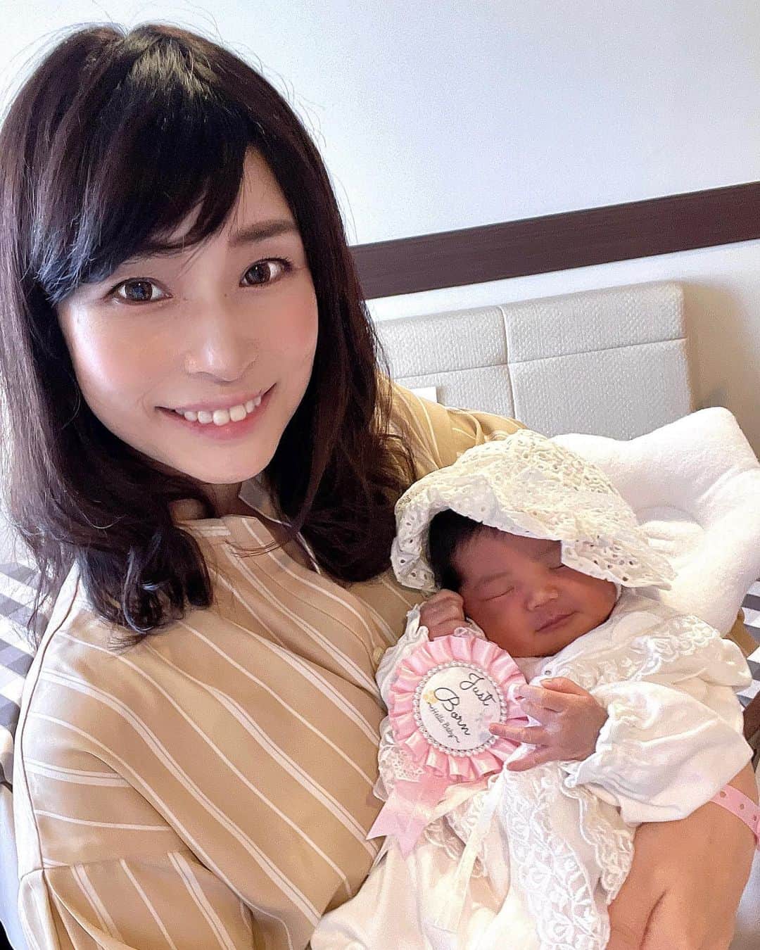 三佐和あやのインスタグラム：「退院の日✨﻿ ぱくちゃん おめかし🌸 みんなが待ってるお家に帰ろう〜  ﻿ #pr #出産レポ #赤ちゃん #0歳 #令和ベビー #11月生まれ #新米ママ #あかちゃんのいる生活 #スマイル育児 #ベビスタグラム #ベビフル #ママカメラ #親バカ部 #育児記録 #コドモノ #成長記録 #2020年11月生まれ #ママ日記 #ママ #ママリ #ママスタグラム #ベビライフ #モニターモデル #神戸 #関西ママ #関西プレママ #月齢ロゼット #マタニティフォト #マタニティー」