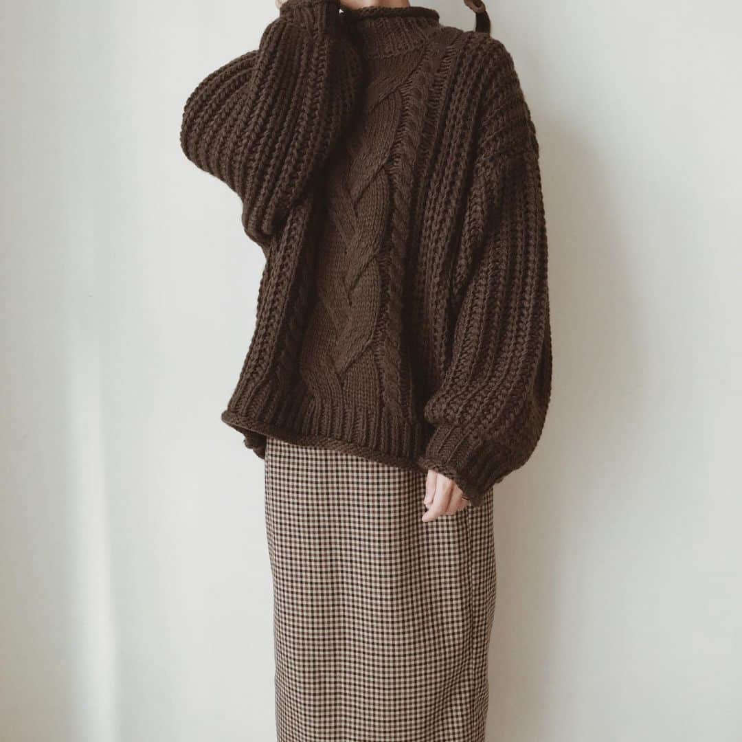 yuiのインスタグラム：「roving knit pullover 🧶 肉厚なケーブル編みがかわいいニット♡  ドロップショルダーでゆるっと着こなせる感じもすき♡ 丈感・ボリューム感も程よく、とってもあったかいのに、きぶくれして見えないのも嬉しいです◎ 少しカーキにも近い落ち着いた絶妙な色のbrownも👌🏻  ☑︎roving knit pullover  11.18(wed) 21:00 〜 New Arrival  @__littlesuperstar」