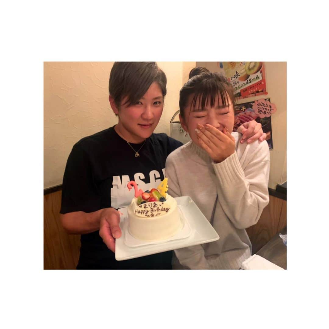 篠原まりあのインスタグラム：「__________** . . 今日は🤭 もう大変な誕生日になりました 照れすぎて 写真にもなりません 🤣 . 2日続けて 私 幸せです 🤍🤍🤍 .  皆さん お祝いありがとうございます 🥰 24歳もマイペースに楽しみます 🤞🏼 .」