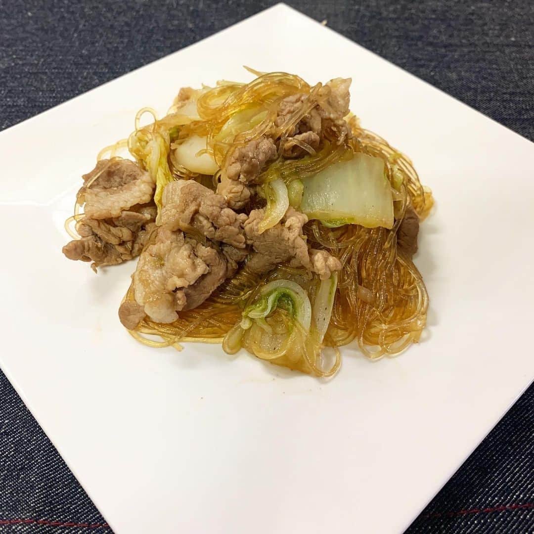シュネルのインスタグラム：「『すき焼き風春雨炒め』  ■材料 白菜150g 牛肉コマ切れ100g 春雨40g  ①味付け 醤油大さじ2 みりん大さじ2 酒大さじ2 砂糖大さじ1 ほんだし小さじ1  1.フライパンに油を敷いて肉を焼いていく  2.肉の色が変わったら白菜、春雨と①をいれて炒めていく  3.春雨が柔らかくなって水分がなくなるくらい炒めたら完成  #food #料理 #レシピ #おうちごはん #シュネルキッチン」