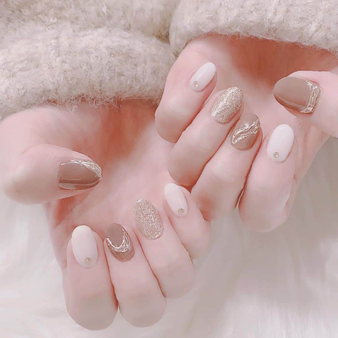 愛内みさのインスタグラム：「🍁 my nail💅 この色の組み合わせ初めてしたけどなかなかのお気に入り🤎 ・ ・ ୨୧┈┈┈┈┈┈┈┈┈┈┈┈┈┈┈┈┈┈  表参道徒歩5分のネイルサロン Accueil unautre ・ ◼︎平日　11:00〜21:00 ◼︎土日祝　11:00〜19:00 ・ ▫︎パラジェル追加料金なし ▫︎ 大人可愛いネイルサンプル700種以上！ ▫︎ カラーは300色以上からお選びいただけます。 ・ ・ ・ ・ #モカネイル #表参道ネイル #ミラーネイル」