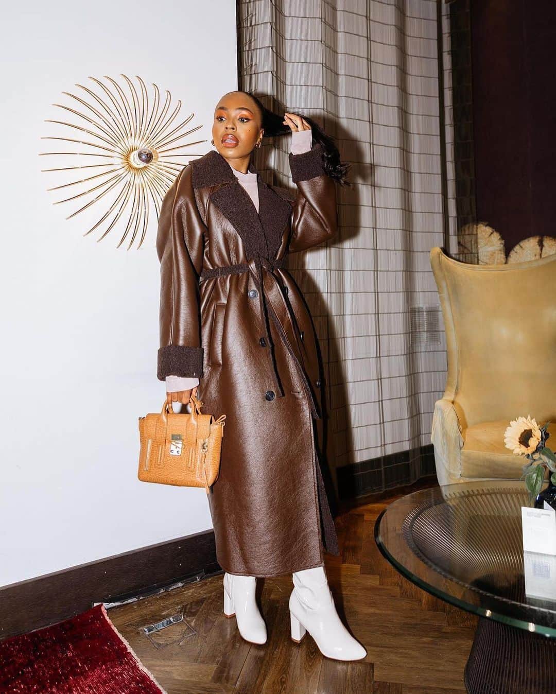 ASOSさんのインスタグラム写真 - (ASOSInstagram)「This jacket goes with jeans, joggers, sneakers, knitwear, heels, slippers, boots, dresses...shall we go on?  🔎 ASOS DESIGN bonded shearling borg trench coat (1706194)」11月17日 21時09分 - asos