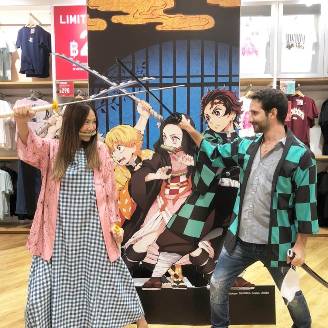 のインスタグラム：「映画も好きじゃないしアニメも全然見ないけど、まんまとハマりました←❤️  ■鬼滅の刃■ 安っぽい三流映画なんかより100倍面白かった♡ 第一話が怖すぎて「やだこれー。グロ系ホラーアニメやん」って思ったけど どんどん面白くなって一気見した❣️ Netflix全部見ちゃったから寂しい。。  本当よく出来た日本のアニメですねぇ、、、 美しい背景や音楽も良かった❀.(*´◡`*)❀.  タイでも映画上映されるし、UNIQLOでコラボTシャツ売ってた👕←マオさんお買い上げ。  怖いシーンが頭に焼き付いて、夜のトイレは まだビビっちゃうけどね😅  #kimetsu #kimetsunoyaiba #鬼滅の刃」