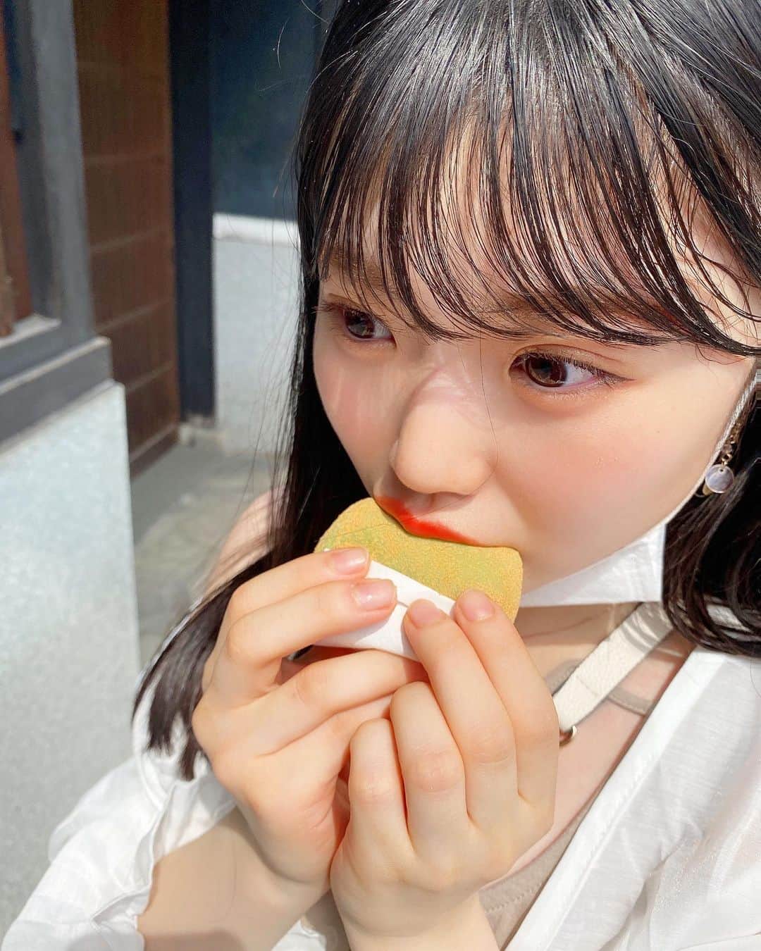 出口結菜さんのインスタグラム写真 - (出口結菜Instagram)「《🦌#奈良　#中谷堂》﻿ ﻿ ﻿ 🍡よもぎ餅（¥150）﻿ ﻿ ﻿ テレビでも取り上げられていて、﻿ 奈良では本当に有名な高速餅つきのお店✨﻿ ﻿ ﻿ ﻿ 近くで餅つきが見れて、﻿ しかも出来立てのよもぎ餅が食べれます🤩🙌🏻﻿ ﻿ ﻿ ﻿ このよもぎ餅は粒あんやねんけど、甘さが上品😌﻿ ﻿ 粒の食感も優しくて最高✨﻿ ﻿ ﻿ ﻿ よもぎ餅は片手で持ってたら危険なぐらい、伸びて落っこちちゃいそうになる❕❕❕❕﻿ ﻿ ﻿ そんぐらい柔らかくてもちもちです🤩💗﻿ ﻿ 少し塩っけがあって、モチモチ食感抜群✨✨﻿ ﻿ よもぎの味がほんのりあって、優しい味です❕﻿ ﻿ ﻿ ﻿ これは本当に奈良に来たら食べて欲しい❕❕❕﻿ ﻿ ﻿ ﻿ \食べなきゃ損です🥺/﻿ ﻿ ﻿ ___________________________________________ ﻿ ﻿ ❤️ 奈良県奈良市橋本町29 ﻿ 💗奈良駅から🚶‍♀️5分﻿ 💛10時〜19時﻿ 💚不定休﻿ 💙テイクアウトのみ﻿ 🤍高速餅つきは1日に何回かで、お店の方に聞いたらんかります！﻿ ___________________________________________﻿ ﻿ #奈良グルメ #中谷堂 #よもぎ餅 #高速餅つき #🍡  #奈良駅 #ならまち #食べ歩き #食べ歩きグルメ #奈良観光 #なら #観光スポット #餅 #モチモチ #餅つき #和菓子 #お餅 #甘いもの #甘党 #つぶあん #よもぎ #grl  #instafood #instagram #食べ物 #食べ物グラム #グルメ #グルメ女子 #ラビグルメ」11月17日 21時12分 - yui_laby0622
