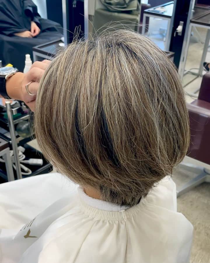 のインスタグラム：「ヘアスタイルについて質問たくさんもらうので動画載せてみるね🥰  私の髪質はかなり多い、かなり硬い、かなり直毛😂 しっかりした毛なのでブリーチに耐えられてるって感じあります👏 全体にハイライト入れてもらって白っぽくなるトナーで仕上げ💇‍♀️  カットはショートボブ、襟足つめてサイドは長め🧑  SHISEIDOのサブリミックのヘアケアを使ってて私のこのハードなブリーチ毛が美しく保たれてます✨  1ヶ月に1回は美容院行かないと毛量が増えておさまらなくなりますw そんなときはキャップとかニット帽で髪の毛をおさえてるwww  そんなに硬く見えないみたいなんだけど触った人はみんな「あぁー🤨」って納得する😂😂😂  参考になるといいな☺️ #hairstyle #shorthair #shorthairstyle #クボリサカラー #nofilter #movie #haircolor #highlight #blondehair #hairstyletutorial #beauty #ショートボブ」