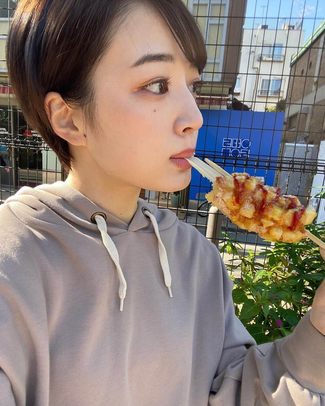 尾台彩香さんのインスタグラム写真 - (尾台彩香Instagram)「. . #アリランホットドッグ  2年ぶりくらいに食べた！ . チーズみょーん🧀 ココナッツパウダ糖がまた良い仕事してる😭💗 . #新大久保グルメ #新大久保カフェ#食べ歩き #チーズ #チーズハットグ #ポテトレーラ #サロモ #ポートレート #モデル #ショートヘア  #作品撮り #ファッション #オシャレ #メイク #撮影 #tokyo #hair #model #shooting #makeup #cool #short #fashion #girls #instagood #photography #尾台彩香」11月17日 21時14分 - colorful0226