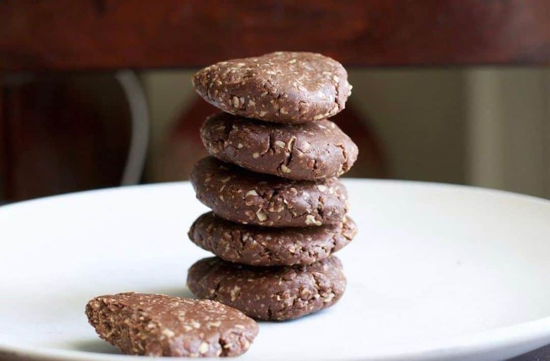 Archana's Kitchenさんのインスタグラム写真 - (Archana's KitchenInstagram)「This no-bake Cocoa Oats Cookies recipe is perfect for those who have a sweet tooth but afraid of sugar-loaded cookies that are available in the market. It is easy to prepare and can make them in no time. Just a few ingredients and you have this amazing dessert on your plate. Serve this cookie as a snack at tea time with masala chai. #HealthySnacks  Get the recipe from the smart.bio link in my profile @archanaskitchen . . . . . . #recipes #easyrecipes #snacks #teatime #teatimesnacks #patty #archanaskitchen #healthyeating #highprotein #eatfit #cooking #food #healthyrecipes #foodphotography #recipeoftheday #comfortfood #deliciousfood #delicious #instayum #food」11月17日 21時15分 - archanaskitchen