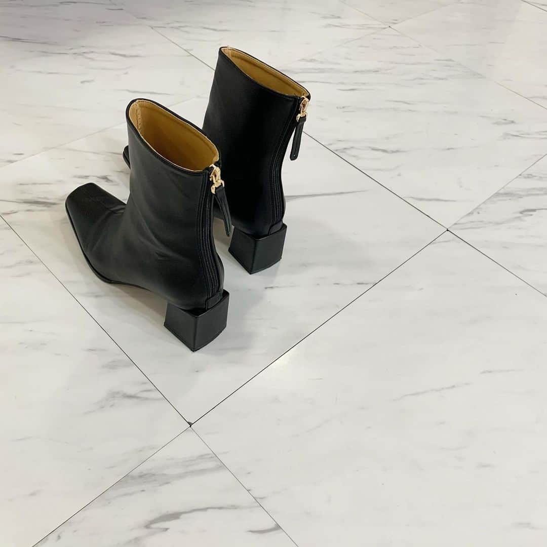 中瀬古ゆきなさんのインスタグラム写真 - (中瀬古ゆきなInstagram)「ヒールの形が可愛いブーツがすき🥰 ・ 今年2足目のブーツに選んだのは スクエアトゥのブラック。 かかとのデザインにきゅんでした😊 軽くて歩きやすいし、足首がきゅっとみえる🌝💗 今期いくつかオーダーした @cizatto のもの🎵 夏もサンダルやらパンツやらオーダーした お気に入りのショップさんです🧡 ・ #fashion #boots #cizzato #square #photo」11月17日 21時17分 - yuch1129