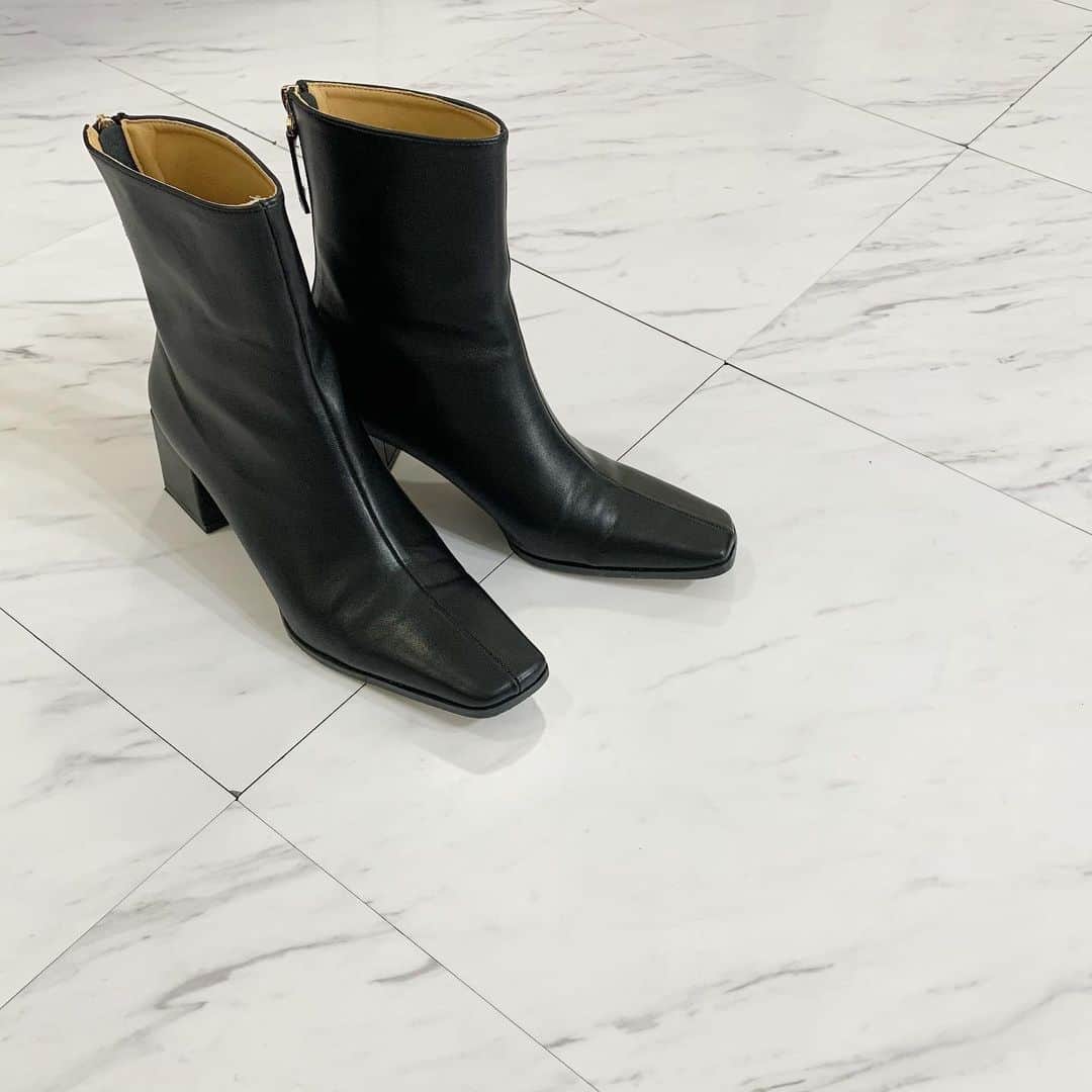 中瀬古ゆきなさんのインスタグラム写真 - (中瀬古ゆきなInstagram)「ヒールの形が可愛いブーツがすき🥰 ・ 今年2足目のブーツに選んだのは スクエアトゥのブラック。 かかとのデザインにきゅんでした😊 軽くて歩きやすいし、足首がきゅっとみえる🌝💗 今期いくつかオーダーした @cizatto のもの🎵 夏もサンダルやらパンツやらオーダーした お気に入りのショップさんです🧡 ・ #fashion #boots #cizzato #square #photo」11月17日 21時17分 - yuch1129
