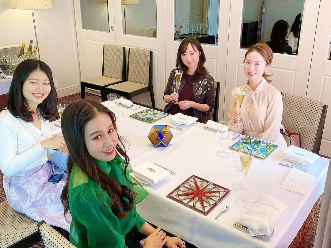 寿春花果さんのインスタグラム写真 - (寿春花果Instagram)「lunch♡ スタッフたちと♡今日は神戸で集まりました✨ いつも生徒さまのことを思って沢山沢山動いてくれて本当に支えられてます🙇‍♀️ スタッフもそれぞれの道で努力して輝いているから、集まるととても刺激的です⭐️ 毎日連絡とっているから、え！そんなに久しぶりだったの⁈ってなる😃  #ランチ#ランチミーティング#神戸#北野#グラシアニ#グラシアニ神戸北野」11月17日 21時18分 - hanaka_yu