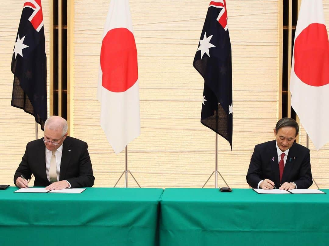 首相官邸さんのインスタグラム写真 - (首相官邸Instagram)「本日、豪州のモリソン首相と首脳会談を行いました。両国の安全保障・防衛協力を新たな次元に引き上げるべく交渉してきた日豪円滑化協定が、大枠合意に至ったことを喜ばしく思います。今後も「自由で開かれたインド太平洋」の実現に向け、志を共にする友人のモリソン首相としっかり連携していきます。  #日豪首脳会談 #日豪円滑化協定 #自由で開かれたインド太平洋 #🇯🇵 × #🇦🇺  @scottmorrisonmp @suga.yoshihide」11月17日 21時27分 - kantei