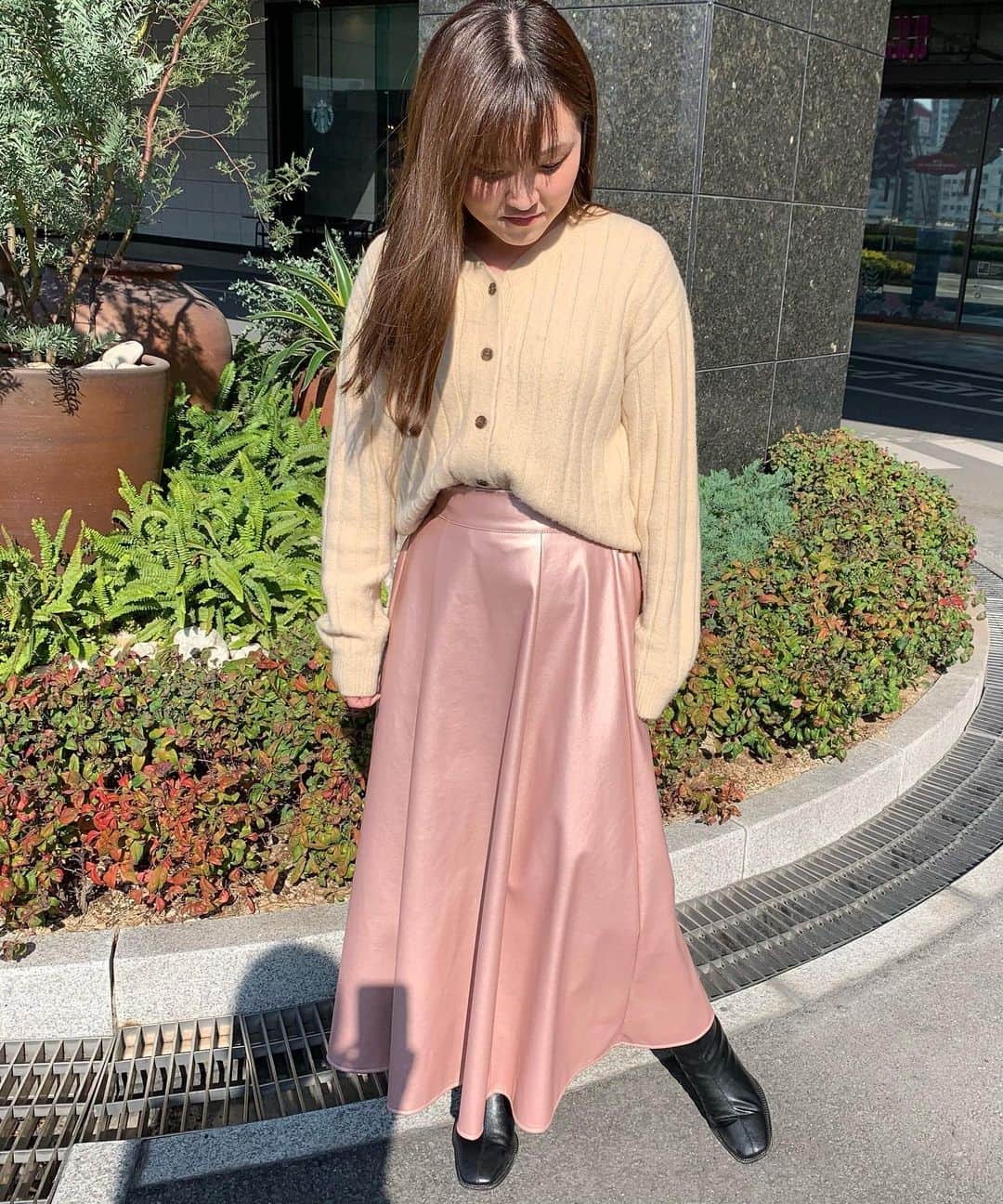 ノスタルジアルクアさんのインスタグラム写真 - (ノスタルジアルクアInstagram)「. . いつも&.NOSTALGIA LUCUA1100店を ご利用頂きありがとうございます🌹 . . . 🌻🌈🌻🌈🌻🌈🌻🌈🌻🌈🌻🌈 . . staff:moeka 155cm ┈┈┈┈┈┈┈┈┈┈┈┈┈┈┈┈┈┈┈┈ ◆ バックレースアップニットカーデ 【商品番号】10-151187  ¥4,900+tax color🎨ベージュ、グレー ┈┈┈┈┈┈┈┈┈┈┈┈┈┈┈┈┈┈┈┈ ┈┈┈┈┈┈┈┈┈┈┈┈┈┈┈┈┈┈┈┈ ◆ エコレザーフレアスカート 【商品番号】10-152229  ¥3,900+tax color🎨ブラック、グレージュ、ダスティーピンク ┈┈┈┈┈┈┈┈┈┈┈┈┈┈┈┈┈┈┈┈ . . 一目惚れで購入しちゃいました♡♡ トップスがバックレースになってて可愛い♥️ 肌触りもモコモコで気持ちいい〜〜〜！！ なんといってもスカート💗💗💗 ピンクが際立っててとっても可愛い！！ 見た瞬間、絶対買う！！って決めてました😍 ウエストもゴムなのでゆったり着れます👍 . . . ⚠️お問い合わせ☎︎の際は 上記の商品名、商品番号を お伝え頂けるとよりスムーズです😉🌈 . . . . #NOSTALGIA#ノスタルジア#ノス#LUCUA1100#ルクアイーレ#プチプラ#大人可愛い#大人カジュアル#小柄#低身長#高身長#ママさん#OLさん#主婦さん#オフィス#コラボ#コレクション#シンプルコーデ#カジュアルコーデ#冬コーデ#秋コーデ#新作#collection#newarrival#バックレース#エコレザー#女子力#ノス女」11月17日 21時28分 - nostalgia_lucua
