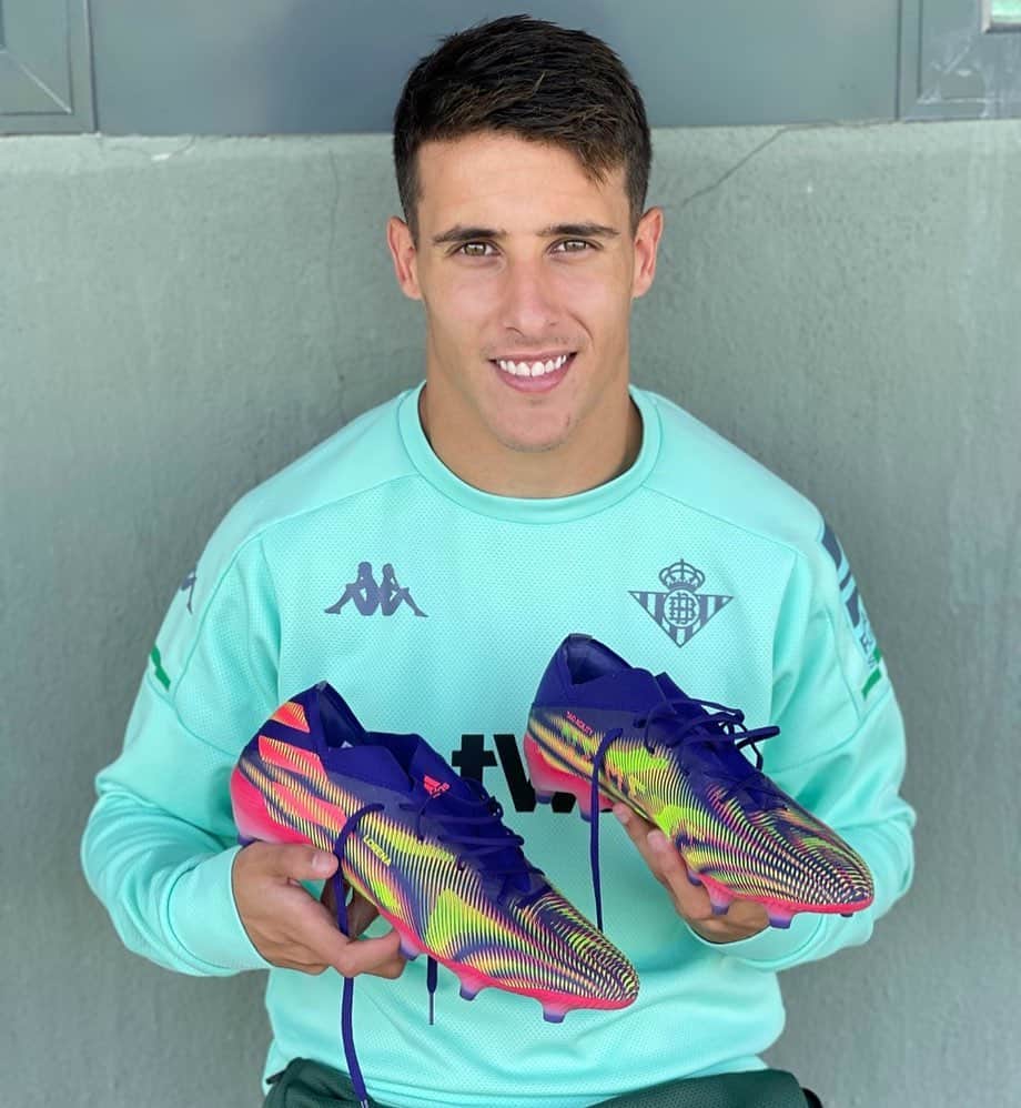 クリスティアン・テージョのインスタグラム：「Que os parecen las nuevas Adidas Nemeziz?😱😏🚀 os gustan?🔝 @adidasfootball @adidas @adidas_es」