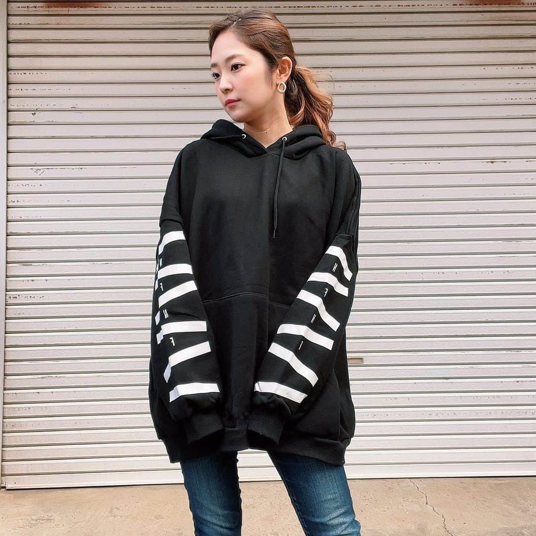 宮脇詩音さんのインスタグラム写真 - (宮脇詩音Instagram)「Lara SHIONのユニセックスのパーカー❤️ オーバーサイズが好きなこの頃。 . .  #LaraSHION #naunau #韓国ファッション #コーデ #coordinate #セレクトショップ #selectshop #デイリー #欲張りファッション」11月17日 21時20分 - miyawaki_shion