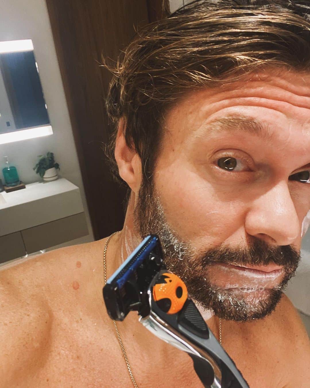 ライアン・シークレストのインスタグラム：「Some morning maintenance. Trying not to over manscape with this new razor - it’s too good. 10/10」