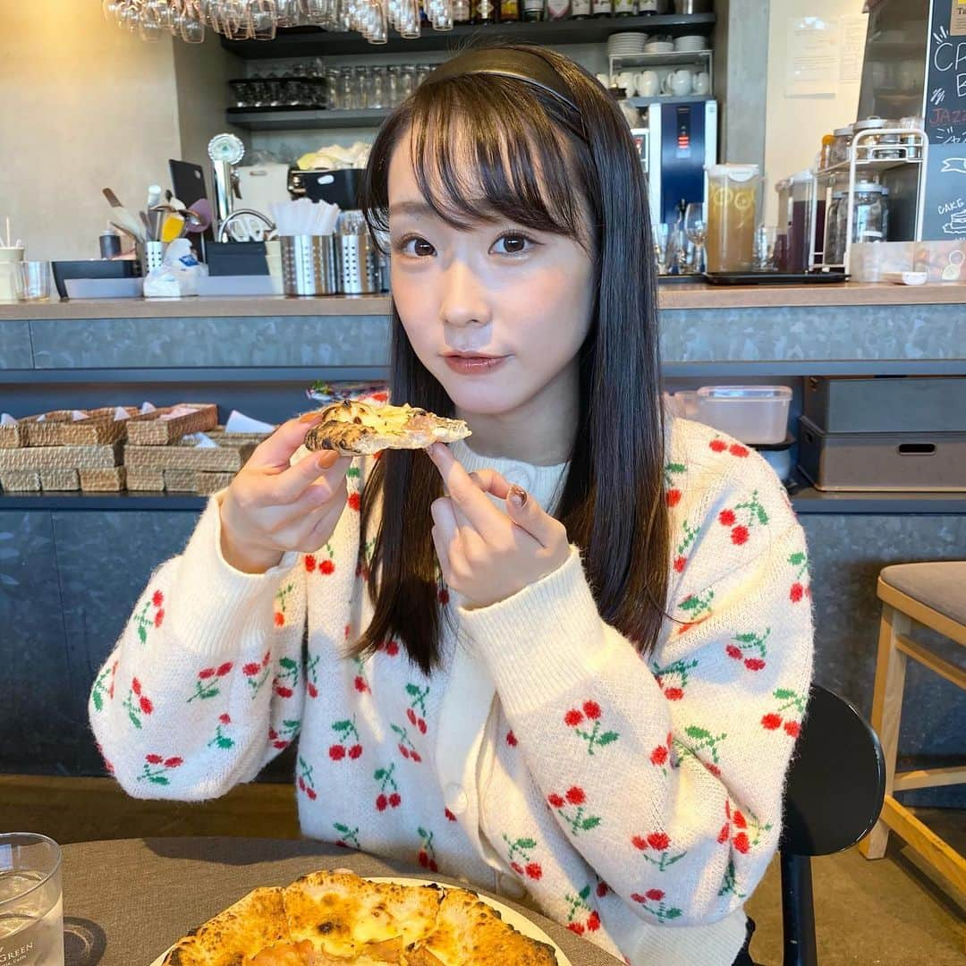 田中美有のインスタグラム：「pizza🍕 パンとチーズ好きにはたまらない♡♡  ┈┈┈┈┈┈┈┈┈┈  #みゆポチ も残り10回！！！ 今まで投票して下ってる方も、まだしたことない方も、簡単に投票出来ますので残り10日！皆さんのお力お貸しください🙇‍♀️🤍  インスタのプロフィール欄から投票できます！！！  #ミスコン #ミスキャンパス関西学院 #関西学院大学 #関学 #女子大生 #ランチ巡り #西北ランチ #西北 #ピザ #今日のファッション #さくらんぼ柄 #カチューシャ #ストレートヘア」