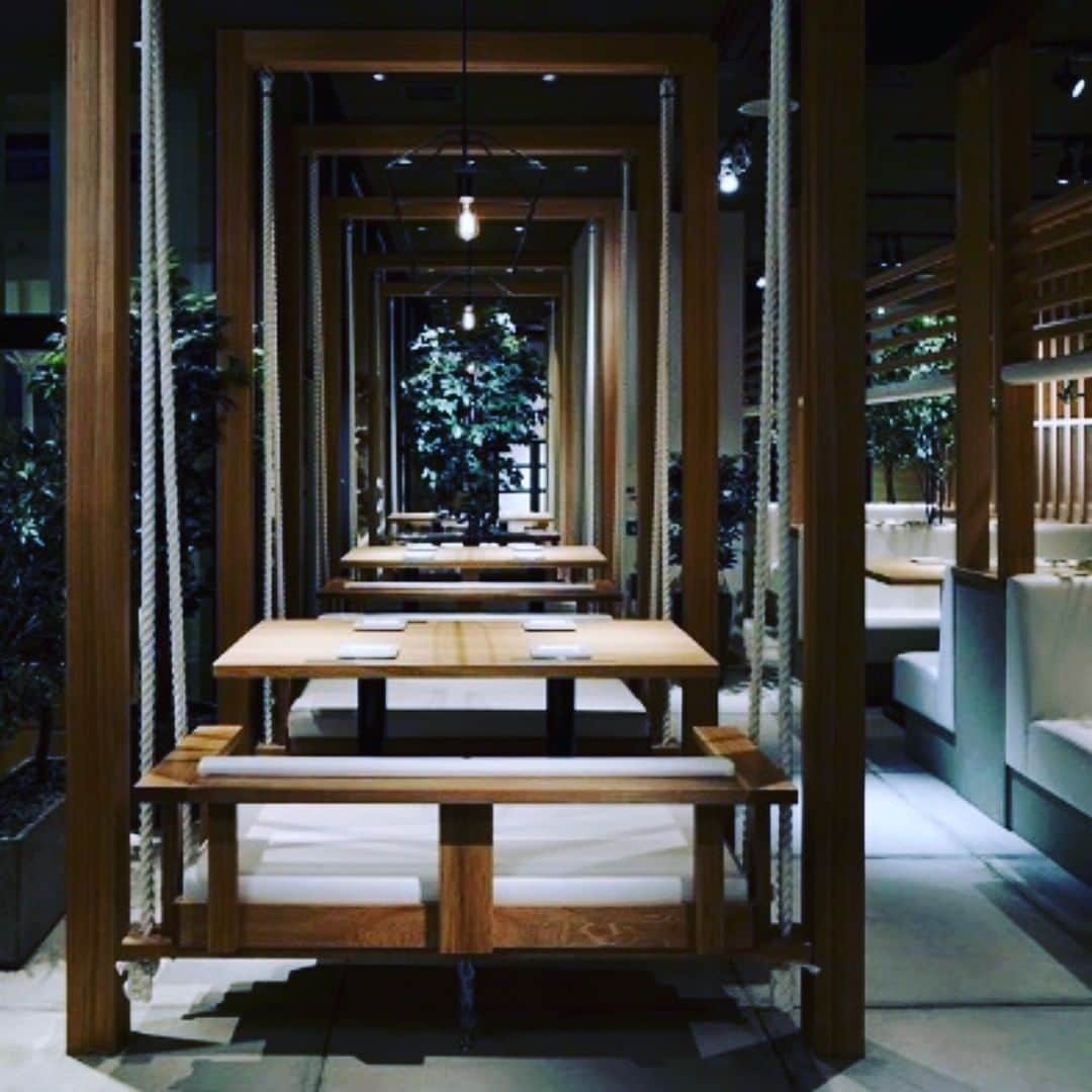 【公式】KICHIRI (きちり)のインスタグラム：「. . KICHIRI Garden Table北千住  なんとブランコのお席があります🎵  他のKICHIRIの店舗とは少し趣向を変えて、緑多く開放的な店内です🌴✨ お近くにお越しの際は是非お立ち寄りください😊 ． ． ． #kichiri #🍴きちり飯 #きちり#女子会 #おしゃれ #女子 #カフェ #food #eat #cafe #dinner #lunch #東京 #tokyo #日本料理 #japan #日本 #インテリア #モデル #カメラ #テラス #テラス席 #kichiri北千住 #ブランコ席 #プチリッチ #プチ贅沢 #おしゃれ」