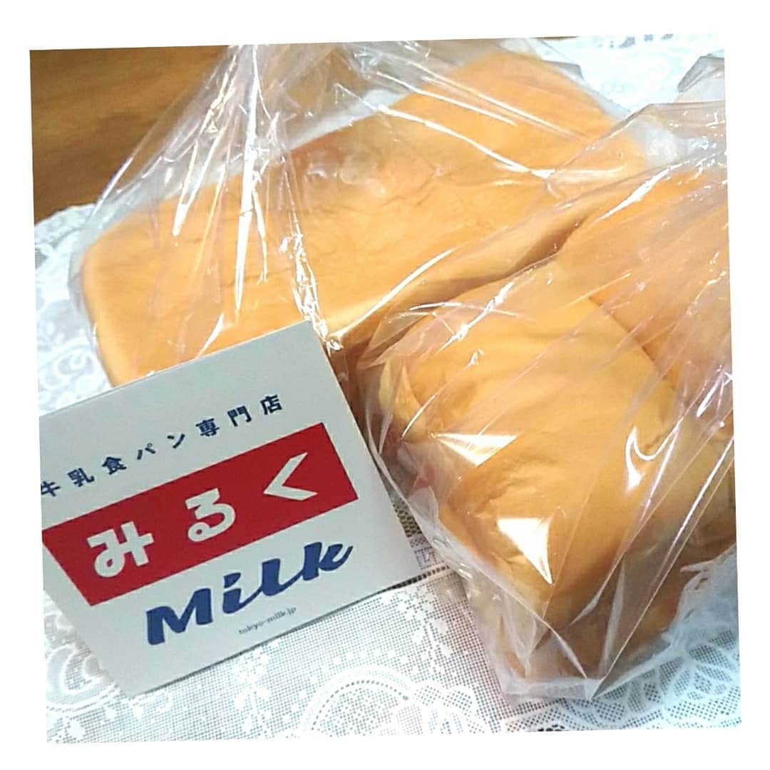 小泉遥香のインスタグラム：「最近店舗がオープンした、#牛乳食パン専門店みるく の食パンたち🍞♡✨  はちみつと牛乳が入ってる生食パンと、焼いても美味しい牛乳食パンを1斤ずつ買ってきちゃった(ﾉ≧ڡ≦)☆  ふわふわのもちもちで、ずっと食べてられる～(*^^*)  生ラスクも買ってきたよ✨ 生ラスクは食べたことの無い食感だった！  食パン専門店の食パンって、めちゃめちゃ美味しくて止まらなくなっちゃうよね～😆😆  #Instaharum #牛乳食パン専門店みるく #食パン #みるく食パン #生食パン #生ラスク #みるく #instafood #食パン加えながら登校 #してみたかった #おはる」