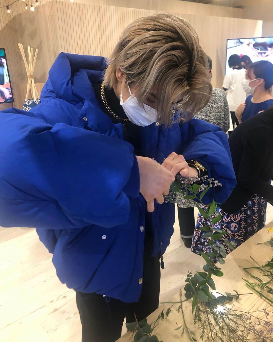 原田デイビッドのインスタグラム：「はじめて花冠💐作りました！ 難しい…笑😅 フィンランド大使館いつも楽しいー！  @visitfinlandjapan いつもありがとうございます！  #初めて #作る #フィンランド #難しい #楽しい #花 #花冠 #フィンランド大使館 #visitfinland #finland #japan #finlandembassy」