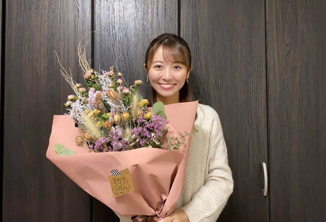 花田凌南のインスタグラム：「* 長くなります…😱🖋 * 昨日 11月16日で24歳になりました🎂 * 今年は新型コロナウイルスの影響もあり 思うように友人や家族と会うことができず もどかしい気持ちを抱えながら過ごしていましたが… なかなか会えないこの時期だからこそ"誕生日おめでとう"のメッセージや動画がより嬉しく、ありがたく感じました😢💓 * こうした大変な状況の中でも自分の誕生日を覚えてくださっている人がいること、そして心のこもったメッセージやプレゼントを送ってくださる人がいることが本当に本当に幸せなことなんだなあと心の底から思った1日でした。 おそらく、 1年で1番「ありがとう」を言った気がします😂笑 * また、DMを返すことはできませんが、素敵なメッセージや写真を送ってくださった方々も本当に本当にありがとうございました💛 嬉しくて、全てじっくり読ませていただきました✨ * いつも支えてくださっている方々を大切に、感謝の気持ちを忘れず恩返ししていけるよう、さらに精進して参ります。 これからもよろしくお願いいたします！💐 * #たまには長文で🙇🏻‍♀️ #誕生日 #ドライフラワー #花  #メッセージカードは妹の手書きです😋👏 #ケーキ #メッセージ #動画 #写真 #プレゼント #宝物 #❤︎ #岩手 #めんこいテレビ #アナウンサー」