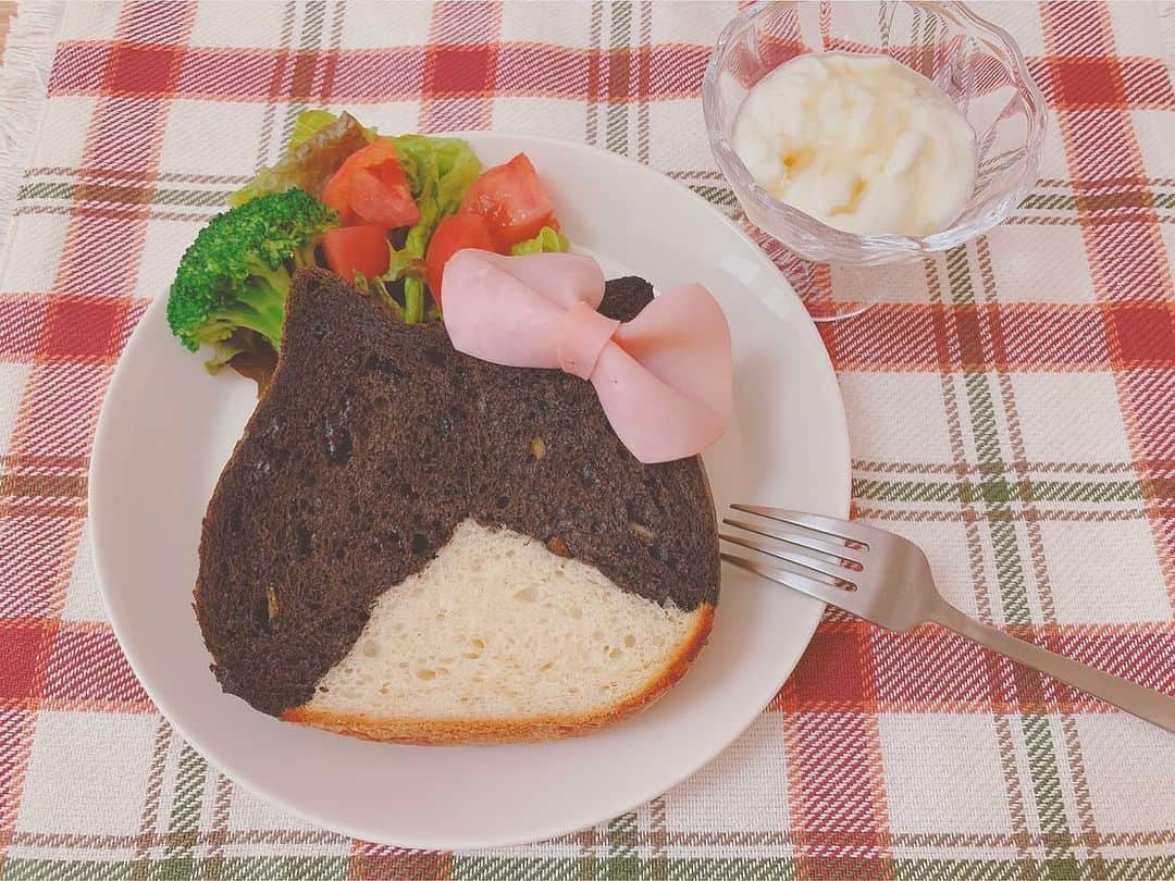 吉川ひよりさんのインスタグラム写真 - (吉川ひよりInstagram)「﻿ ✿ ✿ ✿ ✿ ﻿ ﻿ breakfast⸜❤︎⸝﻿ ﻿ ねこねこ食パン🍞﻿ 前に見たことあって!!﻿ たまたまお店を通りかかったので可愛すぎて買っちゃいました♡♡♡﻿ ﻿ オレオって子をゲットしましたん☺︎☺︎﻿ ﻿ #piyochanstagram﻿ #piyochancooking﻿ #breakfast ﻿ #朝ごはん﻿ #朝食プレート﻿ #ねこねこ食パン﻿ #ねこねこ食パンオレオ﻿ #🍞　#食パン﻿ #instagood ﻿ #instalove #follow﻿ ﻿ ﻿」11月17日 21時25分 - hiyori_yoshikawa_official