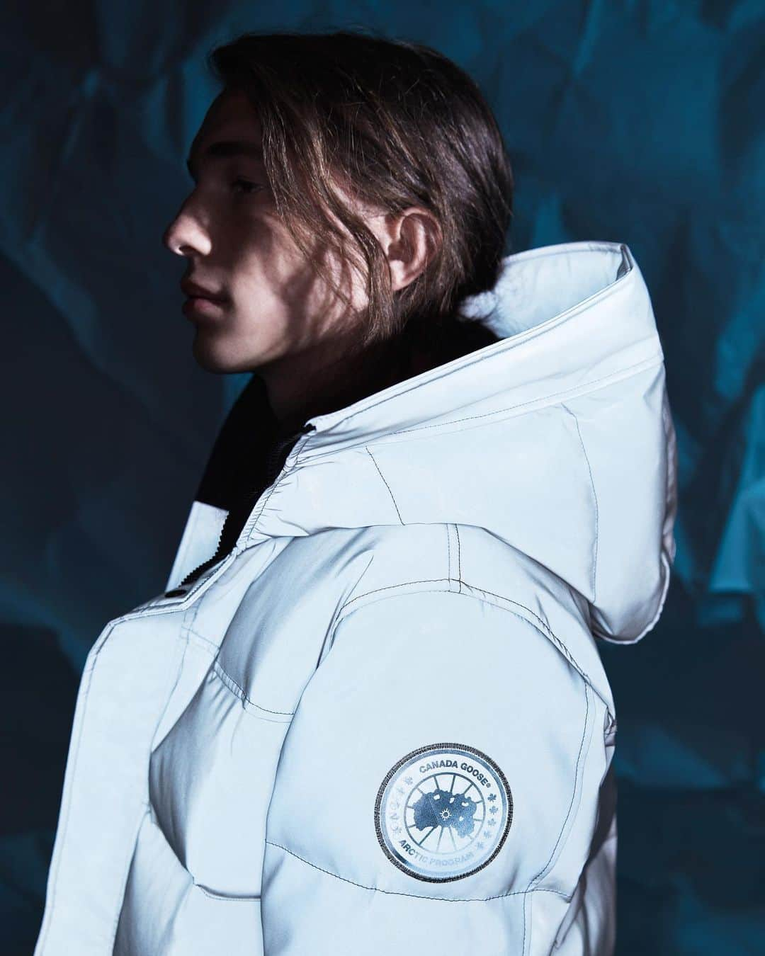 HYPEBEASTさんのインスタグラム写真 - (HYPEBEASTInstagram)「@hypebeaststyle: @canadagoose and @cncpts have readied a fully-reflective MacMillian Parka. Blending the functional expertise of Canada Goose with the style of Concepts, the unisex piece arrives in a gray colorway that becomes fully reflective when hit with light in darkness. On the left arm, the classic Canada Goose disc has been replaced with a unique reflective one that switches between the two brands’ logos depending on the angle. It’s set to be available at both the Canada Goose and Concepts webstores come November 20 for $1,250 USD.⁠⠀ Photo: Canada Goose/Concepts」11月17日 21時26分 - hypebeast