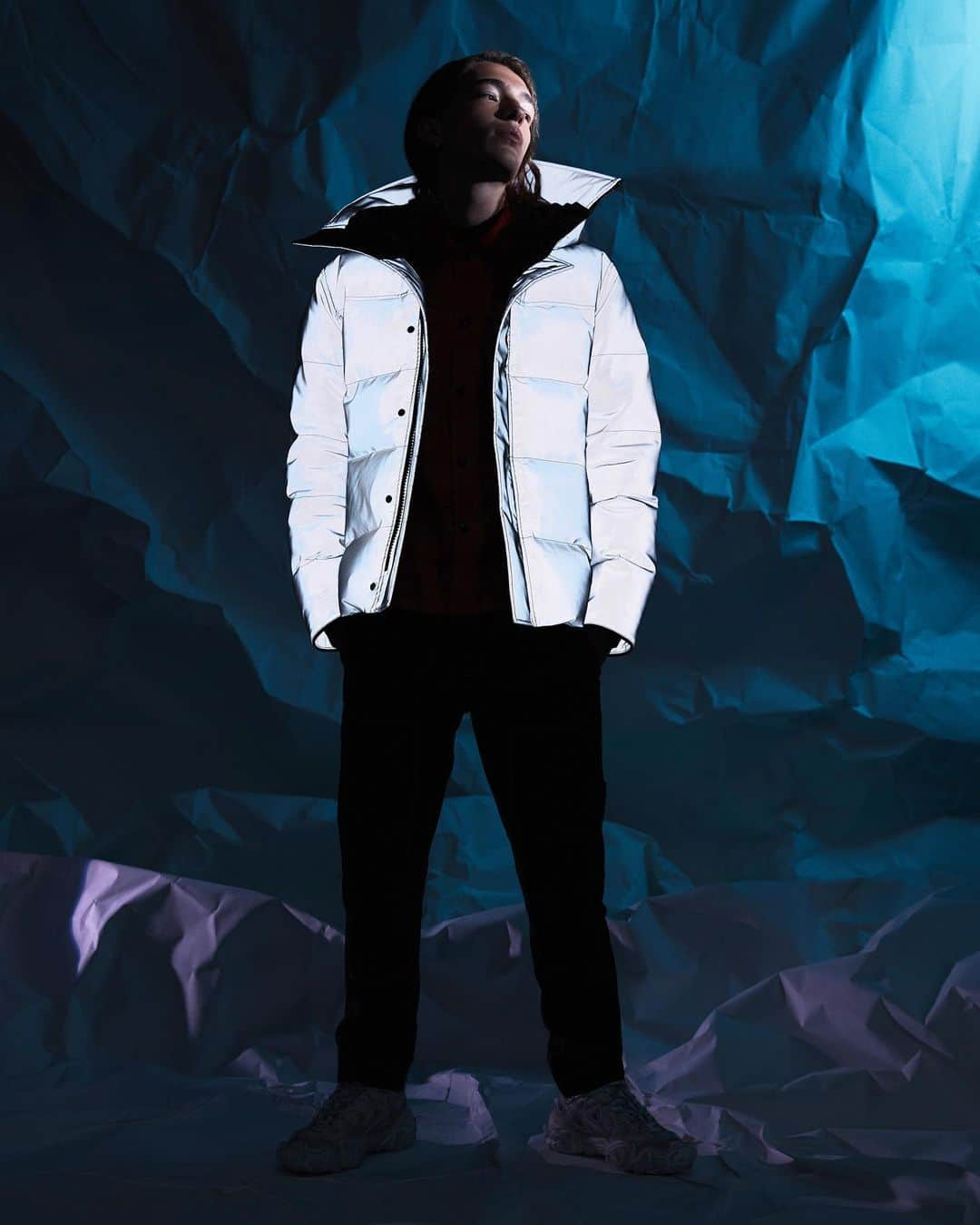 HYPEBEASTさんのインスタグラム写真 - (HYPEBEASTInstagram)「@hypebeaststyle: @canadagoose and @cncpts have readied a fully-reflective MacMillian Parka. Blending the functional expertise of Canada Goose with the style of Concepts, the unisex piece arrives in a gray colorway that becomes fully reflective when hit with light in darkness. On the left arm, the classic Canada Goose disc has been replaced with a unique reflective one that switches between the two brands’ logos depending on the angle. It’s set to be available at both the Canada Goose and Concepts webstores come November 20 for $1,250 USD.⁠⠀ Photo: Canada Goose/Concepts」11月17日 21時26分 - hypebeast