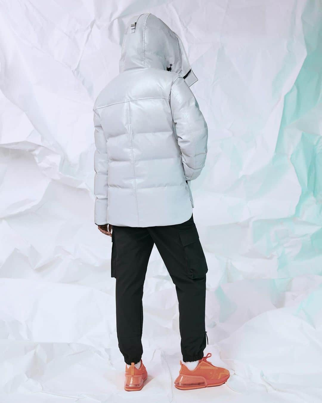 HYPEBEASTさんのインスタグラム写真 - (HYPEBEASTInstagram)「@hypebeaststyle: @canadagoose and @cncpts have readied a fully-reflective MacMillian Parka. Blending the functional expertise of Canada Goose with the style of Concepts, the unisex piece arrives in a gray colorway that becomes fully reflective when hit with light in darkness. On the left arm, the classic Canada Goose disc has been replaced with a unique reflective one that switches between the two brands’ logos depending on the angle. It’s set to be available at both the Canada Goose and Concepts webstores come November 20 for $1,250 USD.⁠⠀ Photo: Canada Goose/Concepts」11月17日 21時26分 - hypebeast