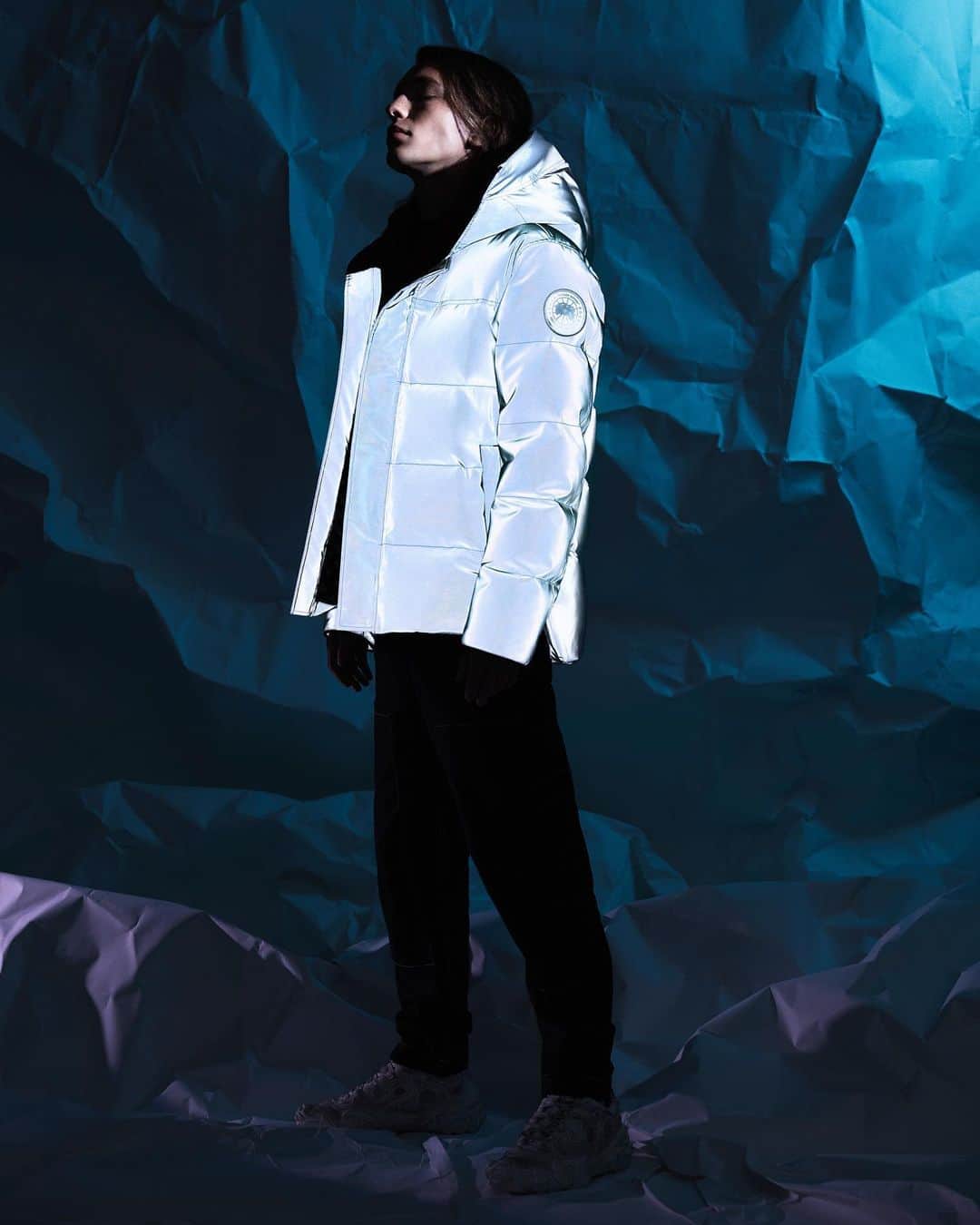 HYPEBEASTさんのインスタグラム写真 - (HYPEBEASTInstagram)「@hypebeaststyle: @canadagoose and @cncpts have readied a fully-reflective MacMillian Parka. Blending the functional expertise of Canada Goose with the style of Concepts, the unisex piece arrives in a gray colorway that becomes fully reflective when hit with light in darkness. On the left arm, the classic Canada Goose disc has been replaced with a unique reflective one that switches between the two brands’ logos depending on the angle. It’s set to be available at both the Canada Goose and Concepts webstores come November 20 for $1,250 USD.⁠⠀ Photo: Canada Goose/Concepts」11月17日 21時26分 - hypebeast