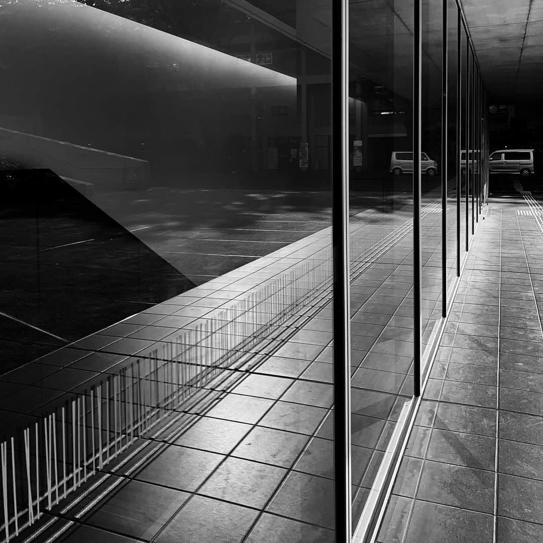 naotakeのインスタグラム：「リフレクション - Reflection / iPhone XR & Snapseed, 20201118 . . 聴こえてくる年末の足音。 . . #spicollective #royalsnappingartists #infamous_family #rsa_main #infinity_photo_cult #2_fineart #jp_gallery_member #jp_gallery_bnw #trb_bnw #wp_bnw  #bnw_life #bnwlife_member #bnw_life_shots #bnw_captures #world_bnw #top_bnw #team_jp_ #team_jp_モノクロ #ig_energy_bw #ig_nihon #streetphotographybnw #igersjp #blackandwhite #bnw #bnwphoto #monochrome #bw #bnwphotography #ShotOniPhone #shotoniphoneXR」