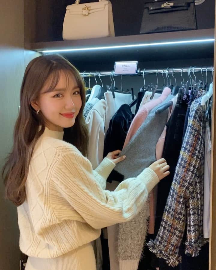 Chuuのインスタグラム：「츄 X 셀럽쇼퍼  셀럽쇼퍼 서지님(@seoji72)과 함께한 츄 스타일링이 궁금하다면!? 11월 20일 금요일날 츄 국내 사이트에서 만날 수 있어요!   #하객룩 #연말룩 #연말파티룩 #데일리룩」