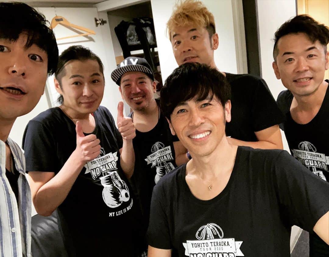 寺岡呼人のインスタグラム：「デビュー27年目の記念ライブ、無事終わりました！来てくれた皆さん、本当にありがとうございましたー。﻿ ﻿ そして、大発表！﻿ 毎年恒例の寺岡呼人バースデーライブが2021年の2月7日(日)に決定しました！﻿ そう、正に誕生日の日が日曜ということで、是非遊びに来てくださいね。﻿ コロナ対策の為、限定人数のキャパシティーでの開催になります。﻿ お早めにお申し込みください。﻿ ﻿ では、会場でお待ちしています。﻿ ﻿ 寺岡呼人バースデーライブ2021﻿ 日時 2021年2月7日(日)﻿ 会場 京都磔磔﻿ 開場 16:30 開演 17:00﻿ ﻿ オフィシャル最速先行(先着)﻿ https://eplus.jp/yohito0207dm/﻿ 【受付期間】 2020/11/17(火)21:00～2020/11/30(月)23:59」