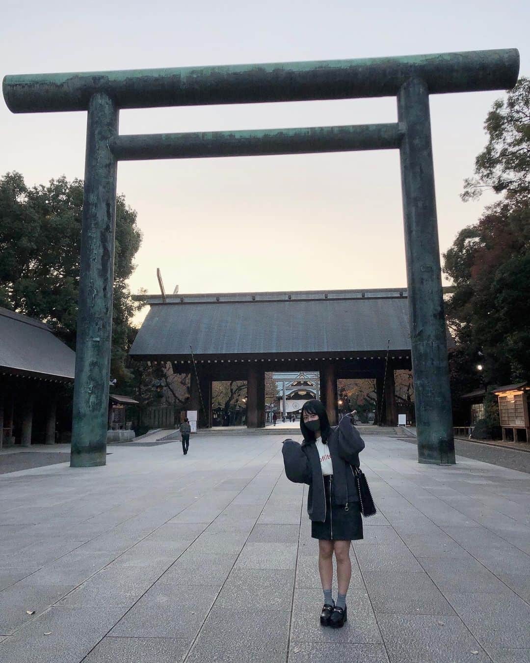 山田寿々のインスタグラム：「﻿ 本日、舞台MOTHER小屋入りしました🙏✨﻿ ﻿ 明日から本番🔥﻿ の前に、、昨日靖国神社へ行ってきました☺️﻿ ﻿ 空気がとっても綺麗で気持ちよかったです。。﻿ ﻿ ついに本番、、初舞台、、初演技、、緊張です、、！﻿ ﻿ 戦争のこと、特攻隊のこと観、に来てくださる皆様にお伝えできればと思います。﻿ ﻿ 配信もあります！ぜひ観てください！﻿ ﻿ 私の女優デビュー見届けてください☺️🙏笑﻿ ﻿ 緊張も楽しんで頑張ります！﻿ ﻿ 新国立劇場小劇場でお待ちしてます！﻿ よろしくお願いします！﻿ ﻿ ﻿ #舞台MOTHER #新国立劇場 #新国立劇場小劇場 #靖国神社　 #イチナナキログラム #17kg」