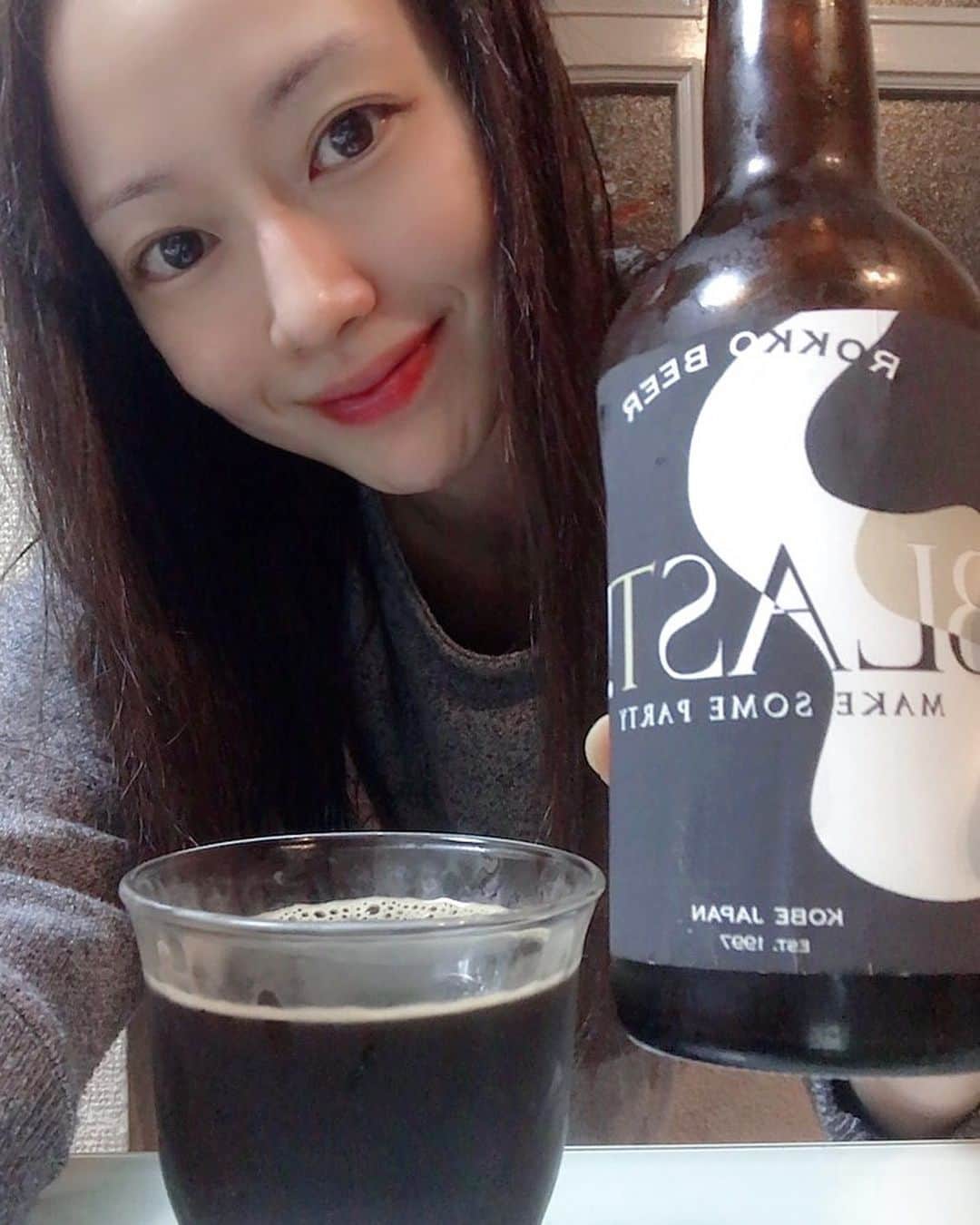 吉山りささんのインスタグラム写真 - (吉山りさInstagram)「ヘーゼルナッツを使った黒ビール 『BLAST』🍺  この黒めちゃくちゃ美味しい😍😍😍  ギネスも好きだけど  この黒ビールは間違いなく  国内黒では勝手にダントツＮｏ．1🍺  六甲ビール工場でこの生飲みまくりたい😍（笑）  @rokkobrewing #blast #ヘーゼルナッツ   #ビール #ビール女子 #beer   #神戸 #お酒 #動画 #ムービー #黒ビール   #吉山りさ #🍻 #🍺 #cerveza #モデル #美容 #japanese #温泉女子 #撮影モデル #バスタオルモデル #温泉モデル   #おうち時間  #コロナなんかに負けないもん  一瞬で飲み終わりました😂😂😂（笑）」11月17日 21時29分 - oreorerisa