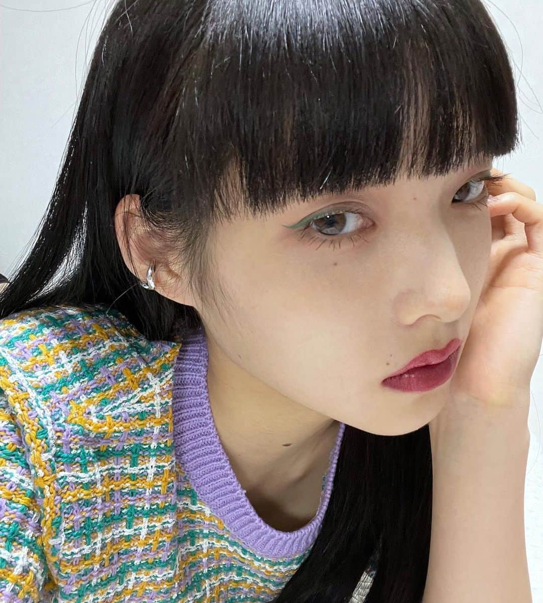 江崎ななほのインスタグラム：「アイラインがグリーンだった日 　 @gray____accessories の新しいイヤカフ 形がvになっているの、かわいいでしょ」