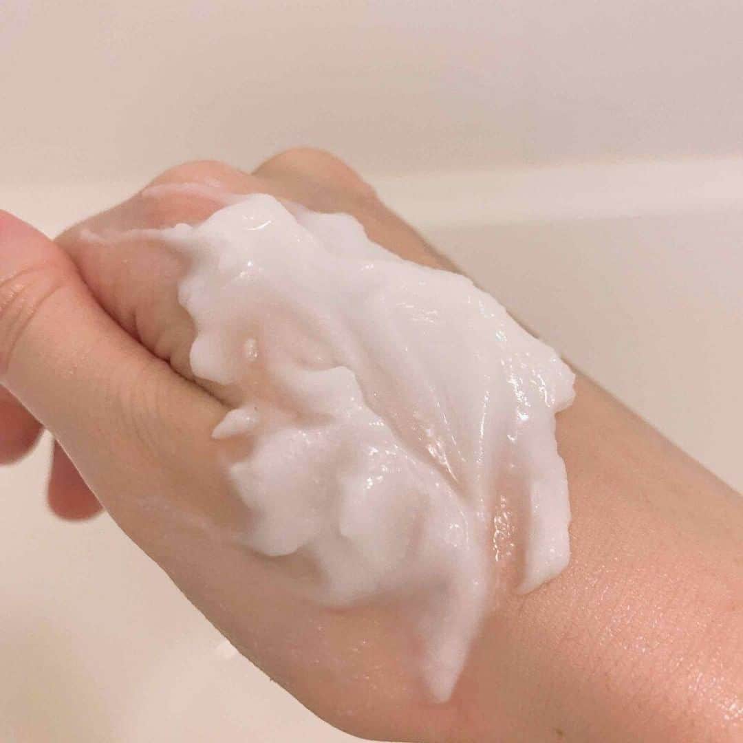 LIPS(リップス)-コスメ・メイク動画さんのインスタグラム写真 - (LIPS(リップス)-コスメ・メイク動画Instagram)「. なにこの歯磨き粉みたいなやつ。 ってなった最初は。研磨剤入りの歯磨き粉。(この商品は洗顔料です。)  洗い上がりつるつる！！ つっぱらず、透明感が出るスクラブです。  毛穴に効果的と言われているベーキングパウダーが40%配合されてるらしいです。 約半分がベーキングパウダー。膨らみそう。  スクラブといってもめちゃくちゃ細かくて シュガースクラブくらいの粒子。 スクラブをスクラブで例えるなよ。  大きめのスクラブが苦手！！って方でも使いやすいと思う。 写真でもスクラブ感ゼロだもん… 香りは柑橘系でとっても爽やか。 バスルームで癒されてます🍋  1袋結構量多めなのですが 摩擦が気になるお年頃なので全て使ってます。 手の甲に出してこのくらい。 顔にモリモリのせてます。  気になる毛穴はと言いますと 1回では解消されない模様。 まぁ1回でなくなっても引くけども。 絶対肌つっぱるけども。  毛穴目的ではなく透明感目的で使い続けようと思います👐🏻  ✰⋆｡:ﾟ･*☽:ﾟ･⋆｡✰⋆｡:ﾟ･*☽:ﾟ･⋆｡✰⋆｡:ﾟ･*☽  ☾使い方☾ ①濡れた顔に塗布する(目、口の周りは避ける)。 ②マッサージするようにくるくる。 ③ぬるま湯で洗い流す。 ※週2程度の使用を推奨  使い方は一般的なスクラブと同じ感じ。 私てっきり酵素系の泡立つパウダー状だと思ってたからびっくり。よく見たらスクラブ書いてあるしね。全然見ないで買ったわ。  週2で使ったら約3ヶ月分、それで¥1,000前後ならコスパ良いかなと思います😚 SABONのスクラブも使っているので わたしは週1程度にとどめてます◎  【ETUDE(エチュード)】 ♡ベーキングパウダークランチポアスクラブ ♡7g、24袋入り ♡新大久保のドンキで¥1,000くらいで購入(リアルか) ※チューブタイプもあり！LIPSのコスメカタログはチューブタイプのものです。  All Contents From： 𝙺𝙾𝙱𝙰☾𓂃𓈒⋆.  #lipscosme #ETUDE #エチュード #ベーキングパウダークランチポアスクラブ #プチプラコスメ #メイク #新作コスメ #透明感メイク #コスメ #makeup #秋コスメ #美容 #今日のメイク #コスメ好きさんと繋がりたい #コスメオタク #新作コスメ #秋メイク #メイク好きな人と繋がりたい #コスメレビュー #コスメ紹介 #コスメレポ #コスメ購入品  #毎日メイク #ナチュラルメイク #コスメ部 #cosme #化粧品 #美容垢さんと繋がりたい #韓国メイク #コスメがわかるハッシュタグ」11月17日 21時30分 - lipsjp