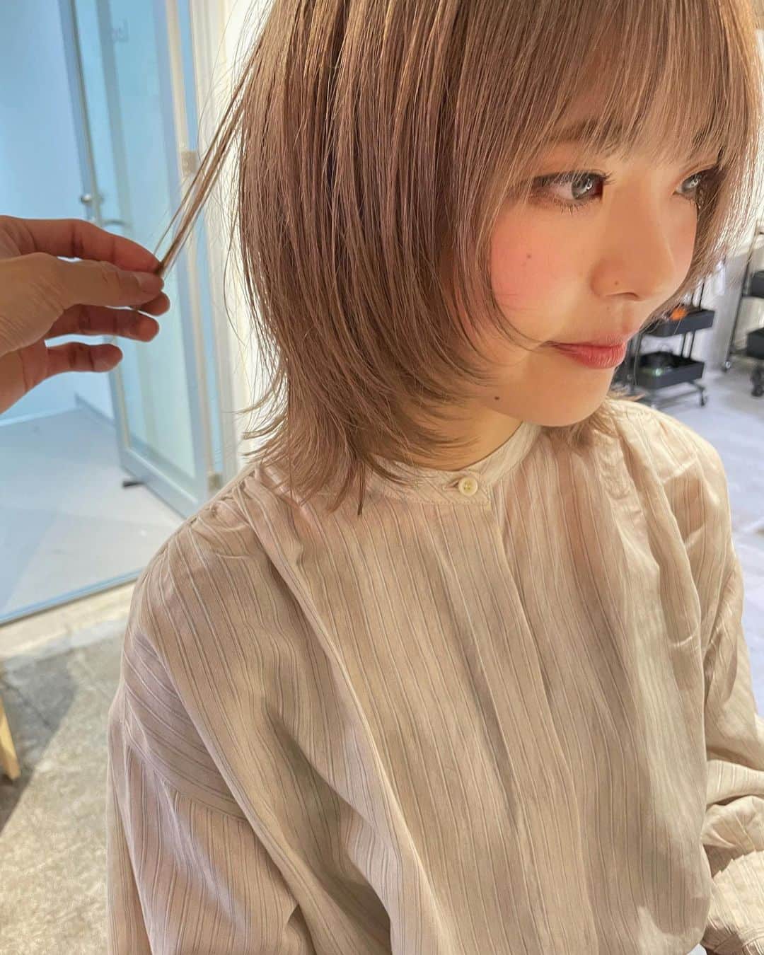 カワシリアツシのインスタグラム：「美容師さんのお客様✂︎ ・ 柔らかいベージュ☺︎ ブリーチは繊細に繊細に◎ ・ 顔まわりを切り込んで、 フェイスラインに沿うように🍃 毛先はハネやすいようにカットしてるので 乾かすだけでも十分可愛くなります◎ ・ スタイリングまでしっかりレクチャーいたしますよ💪」