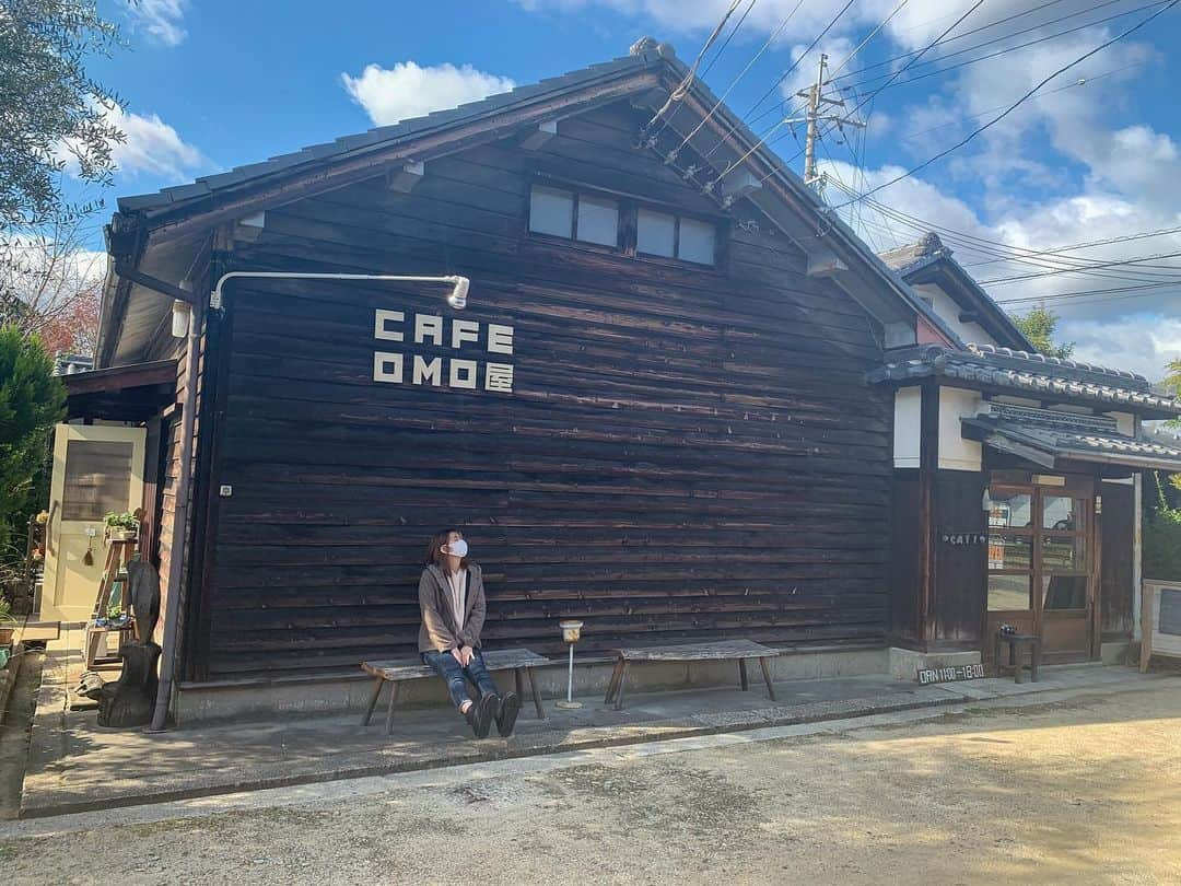 松本ルナのインスタグラム：「CAFE OMO屋さん🏡✨﻿ ﻿ ちょっと前にランチしに行ったんやけど﻿ めちゃめちゃ美味しかった〜！！﻿ ﻿ お店に行く前に予約か﻿ 一応、席が空いてるか電話で確認した方が﻿ 良いかもしれないです！✨﻿ ﻿ そしてホットパイが﻿ めちゃくちゃ美味しかった😍！！！﻿ ﻿ 沢山種類があって迷ったけど﻿ ハニーバタースウィートポテトパイにした🍯﻿ ﻿ この日はコーヒーブラックで飲んだぜい😏⭐︎﻿ ﻿ おっとな〜！！！笑﻿ ﻿ ミルクが試験管に入ってて可愛い💕﻿ ﻿ そしてこの日は寒かったから﻿ ずっと履きたかったムートンブーツ履いて﻿ ぬくぬくしながら過ごしました❤️﻿ ﻿ お気に入り🥰﻿ ﻿ #奈良 #nara #narajapan  #奈良カフェ #奈良観光  #奈良ランチ #ランチ巡り  #lunch #lunchtime #omo屋  #omo屋のパイ #cafeomo屋  #カフェ巡り #カフェ好きな人と繋がりたい  #cafe #cafestagram  #勝手に奈良観光大使 #勝手に観光大使  #目に優しいインスタ #ルナマップ   #PHFJ #pipinghotfuture_jp  #パイピングホット #リサイクル  #環境保護 #エコ #地球に優しい #🌏  #ムートンブーツ #可愛い」